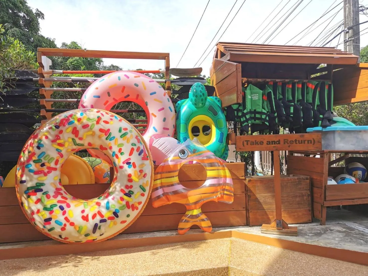 Restaurant/places to eat in Green Bay Samed Resort