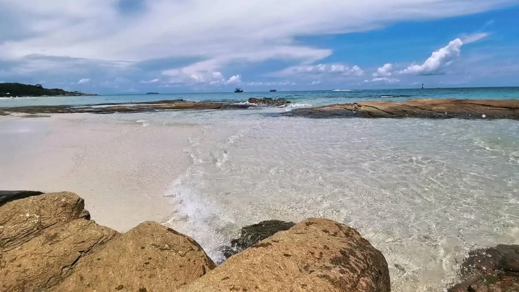 Beach in Green Bay Samed Resort