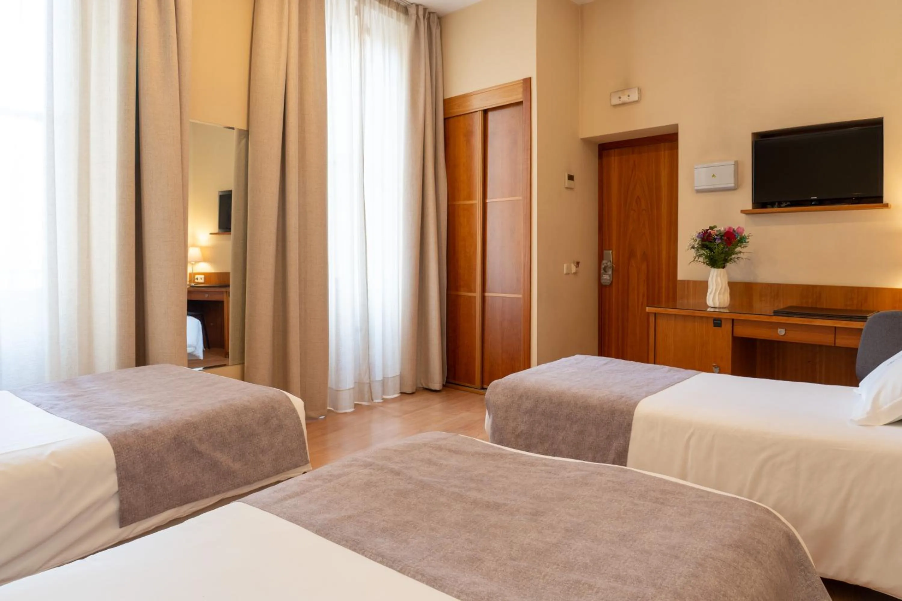 Photo of the whole room, Bed in Ateneo Puerta del Sol