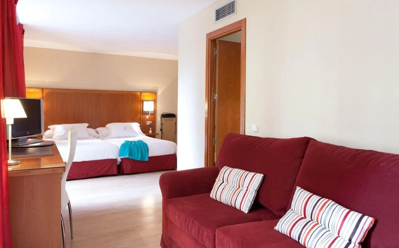 Photo of the whole room, Bed in Ateneo Puerta del Sol