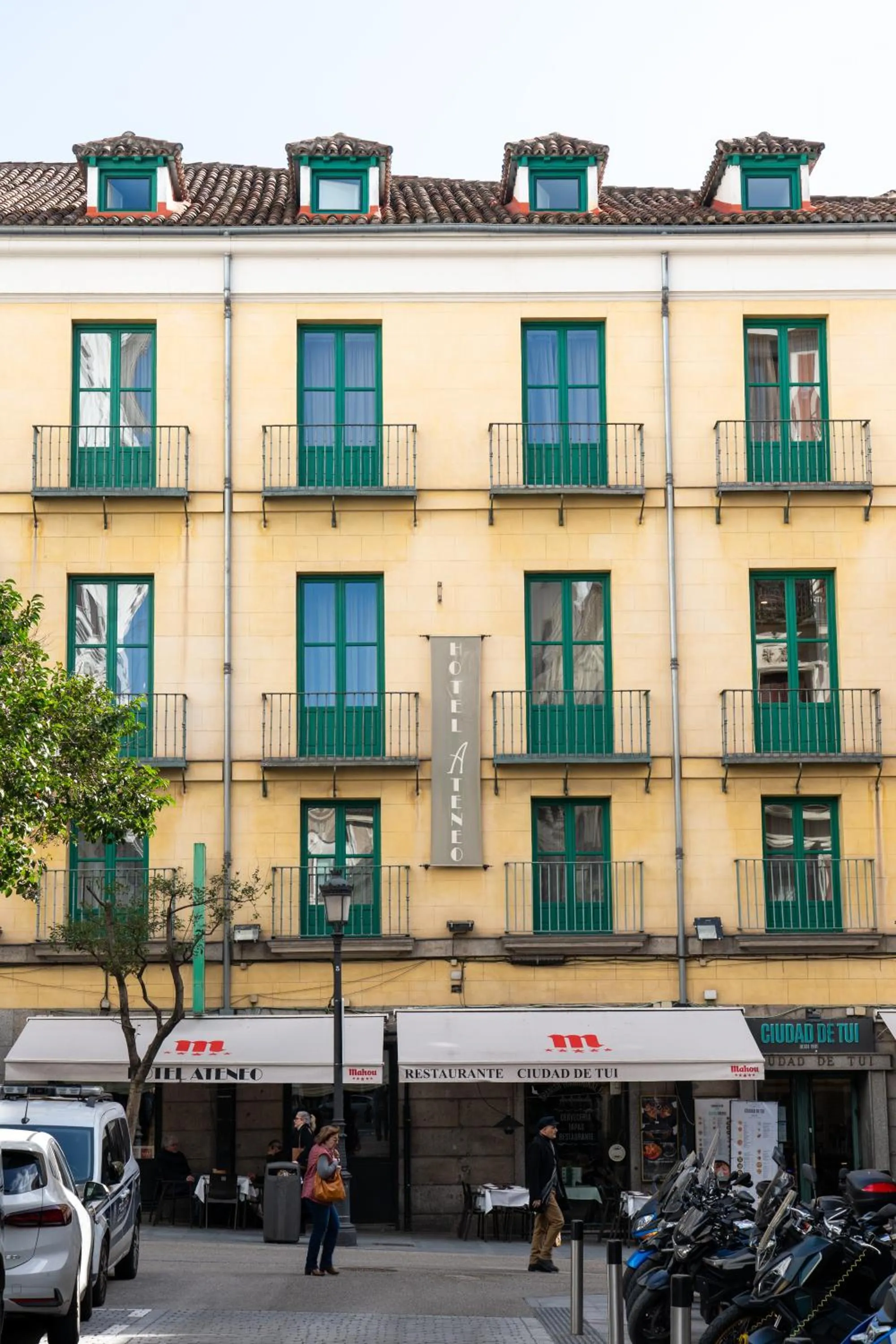 Property building in Ateneo Puerta del Sol