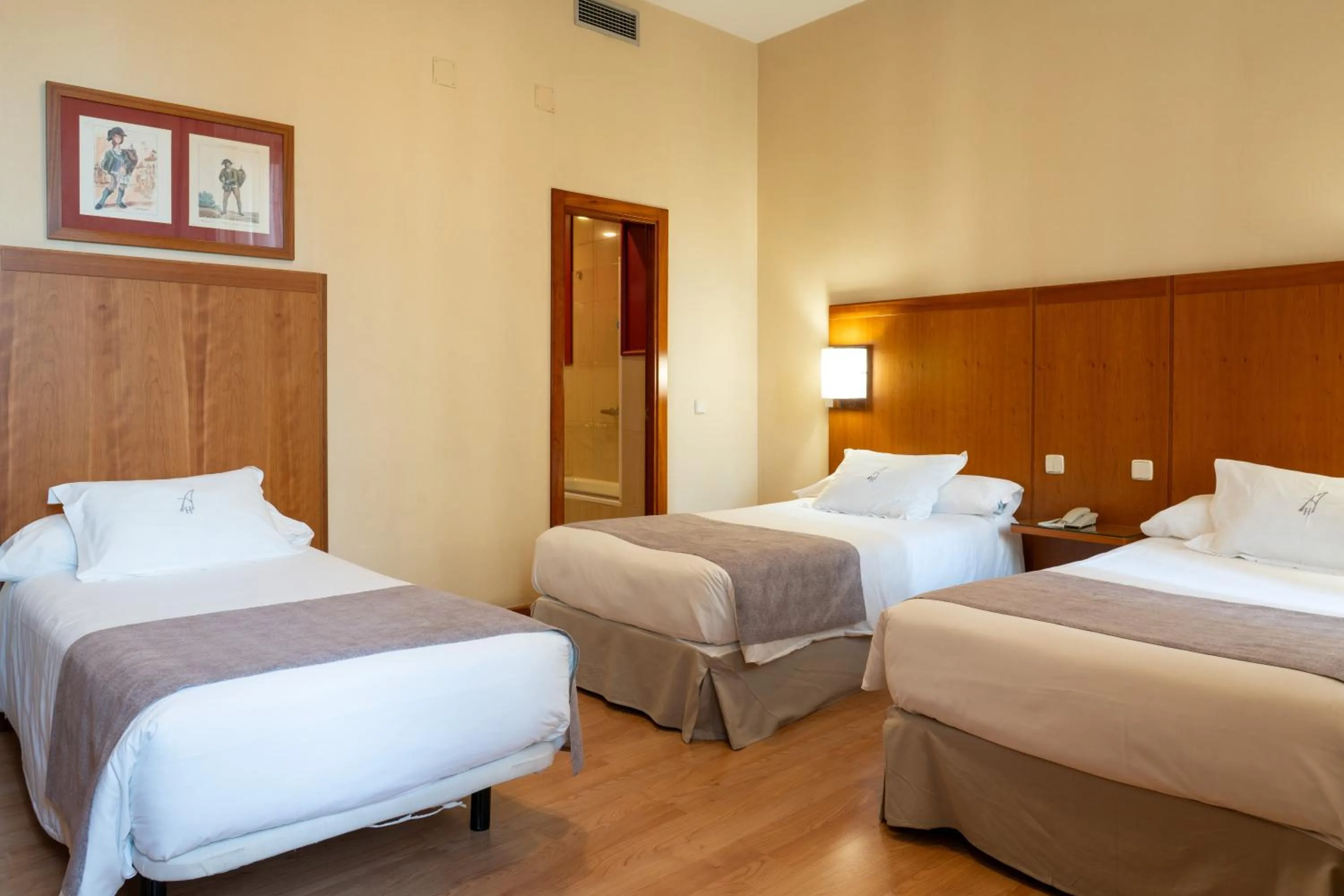 Photo of the whole room, Bed in Ateneo Puerta del Sol