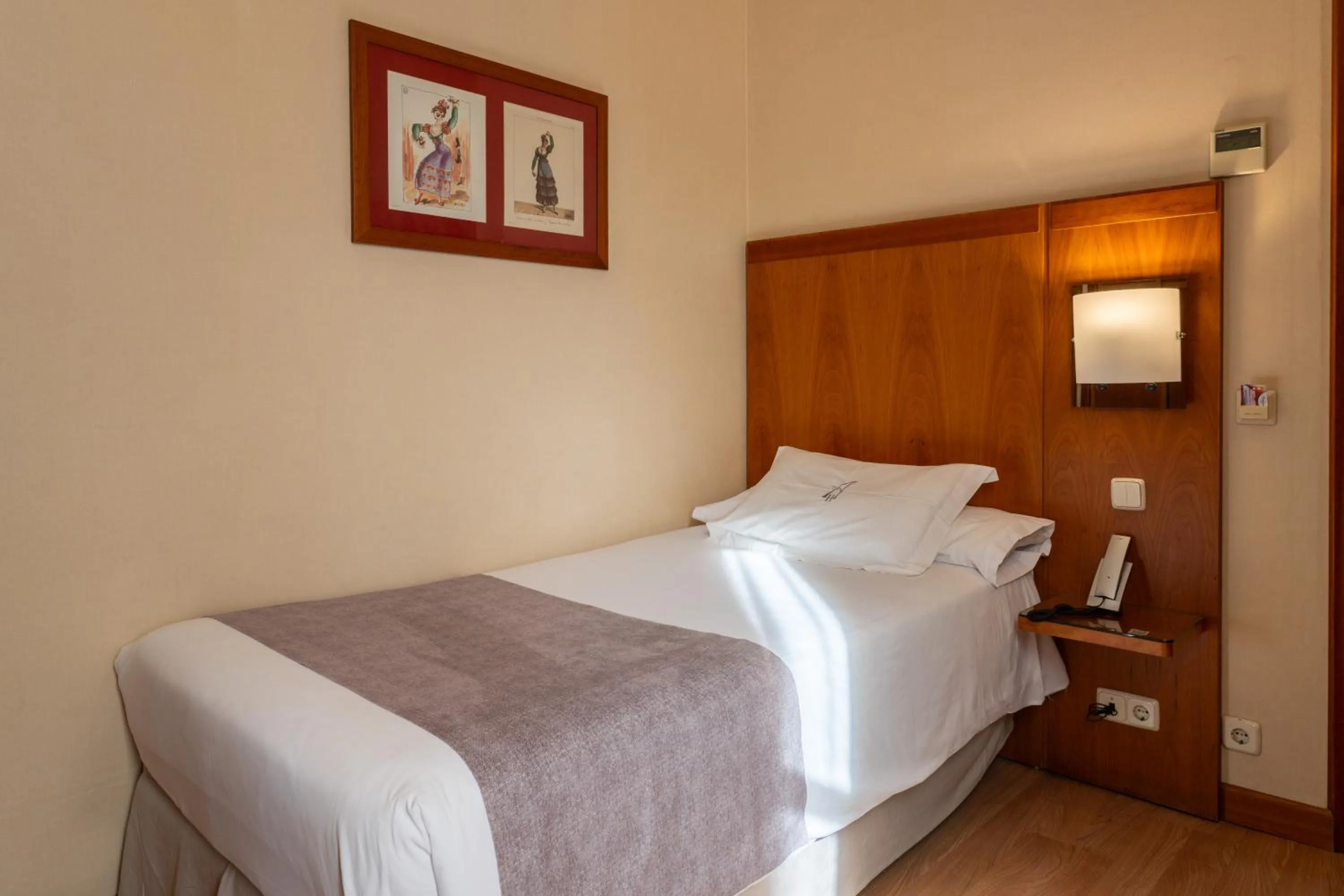 Photo of the whole room, Bed in Ateneo Puerta del Sol