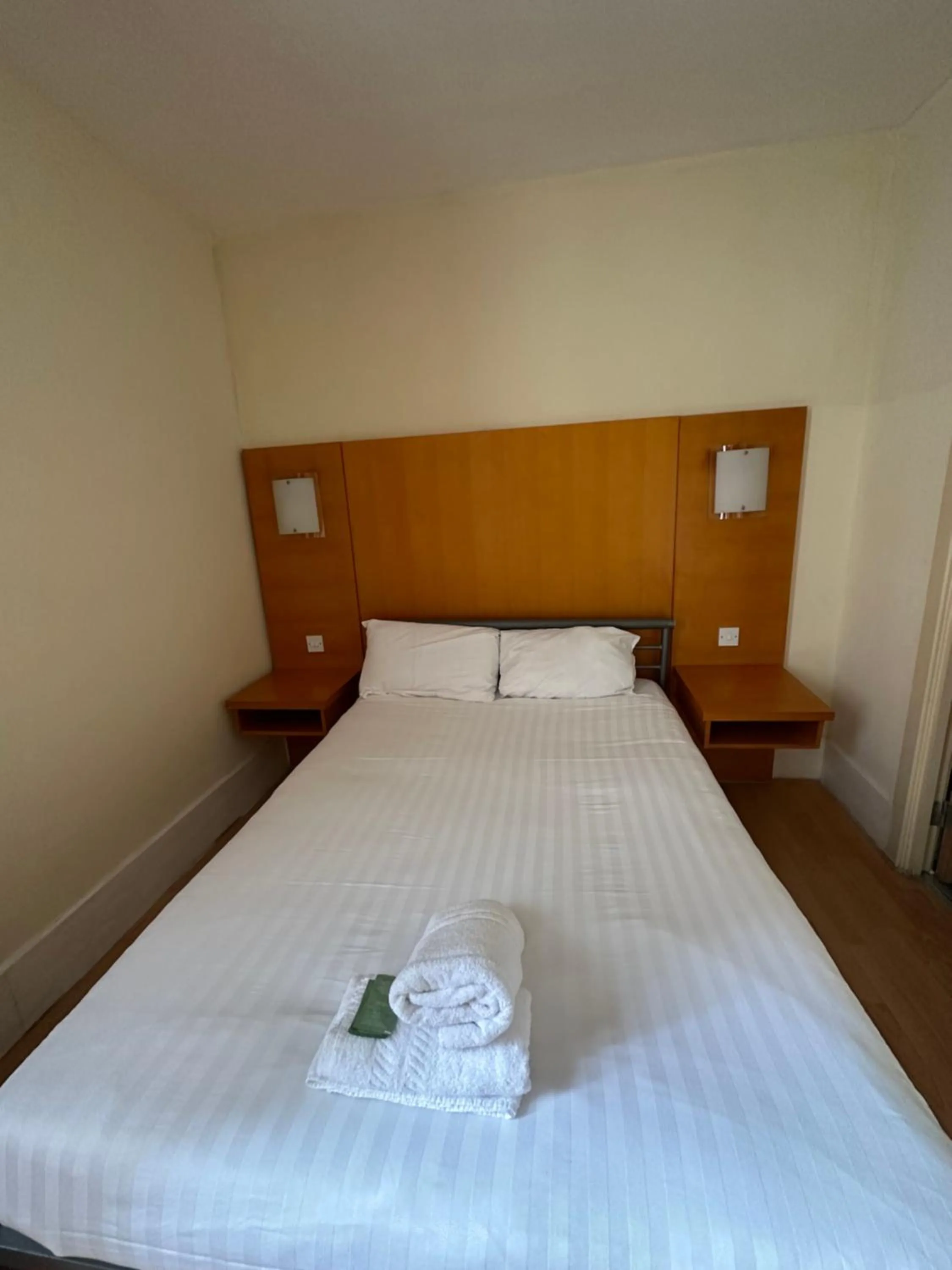 Bedroom, Bed in Berkeley Court Hotel