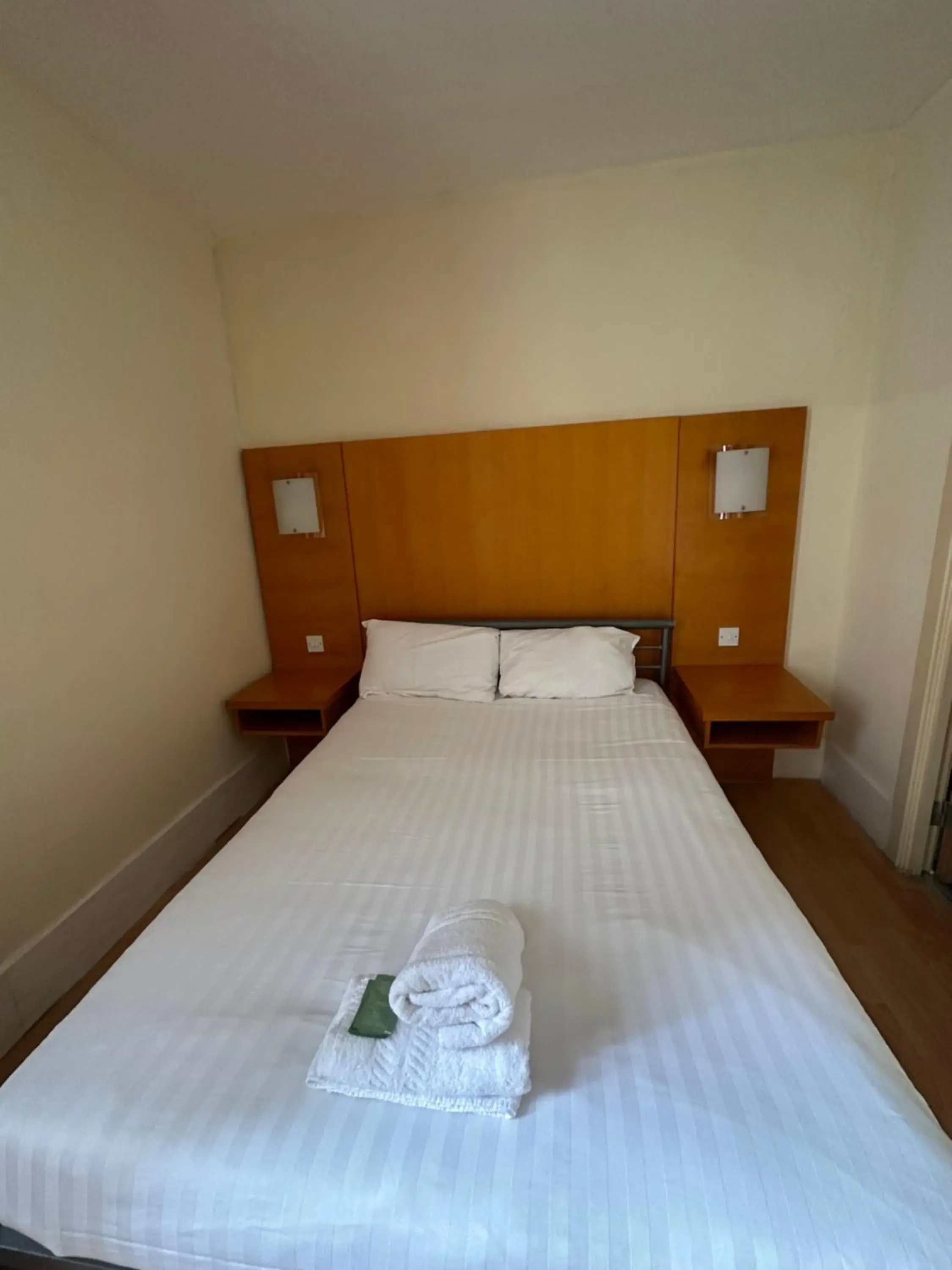 Bedroom, Bed in Berkeley Court Hotel Bedroom, Bed in Berkeley Court Hotel