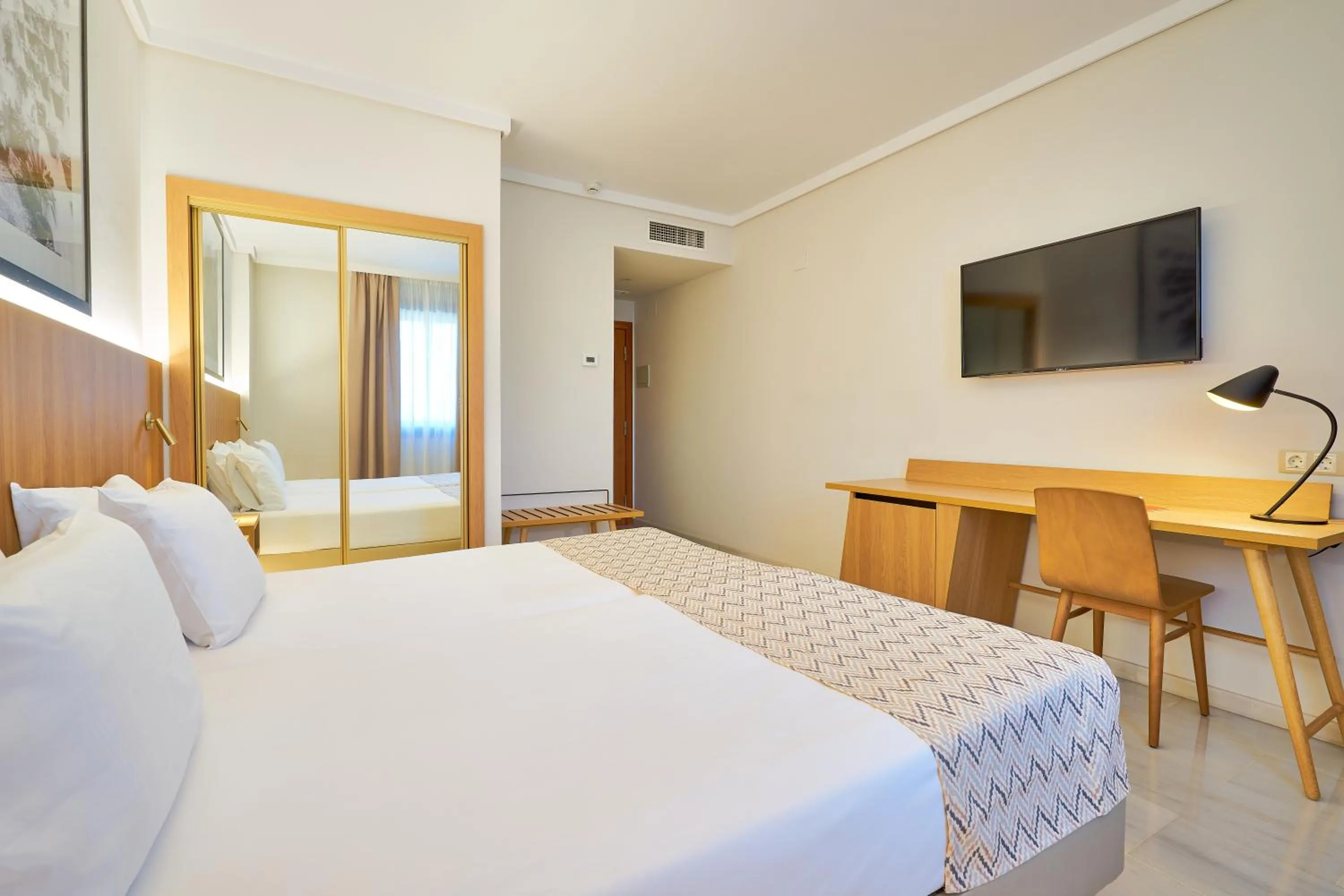 TV and multimedia, Bed in Exe Ciudad de Córdoba