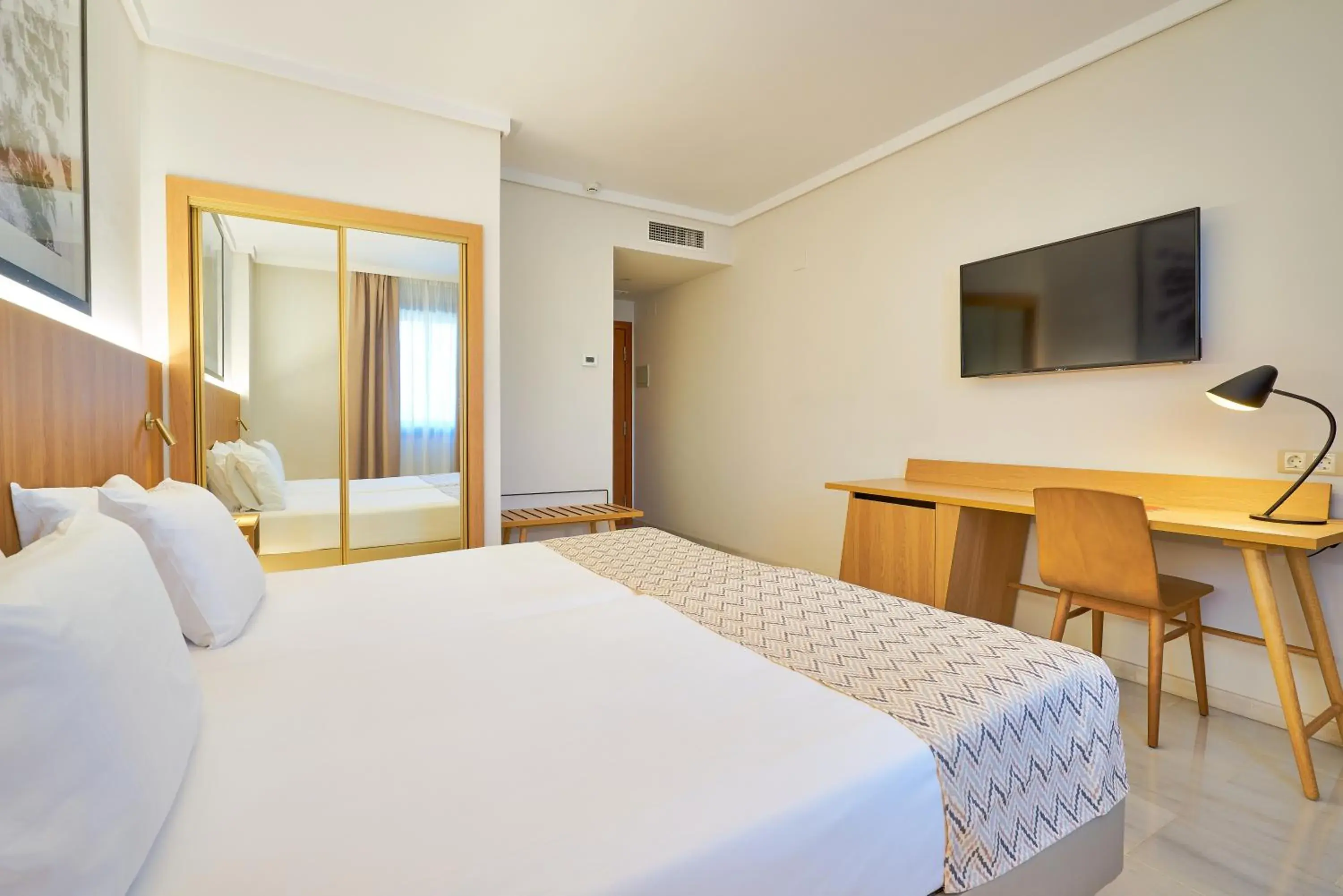 TV and multimedia, Bed in Exe Ciudad de Córdoba TV and multimedia, Bed in Exe Ciudad de Córdoba