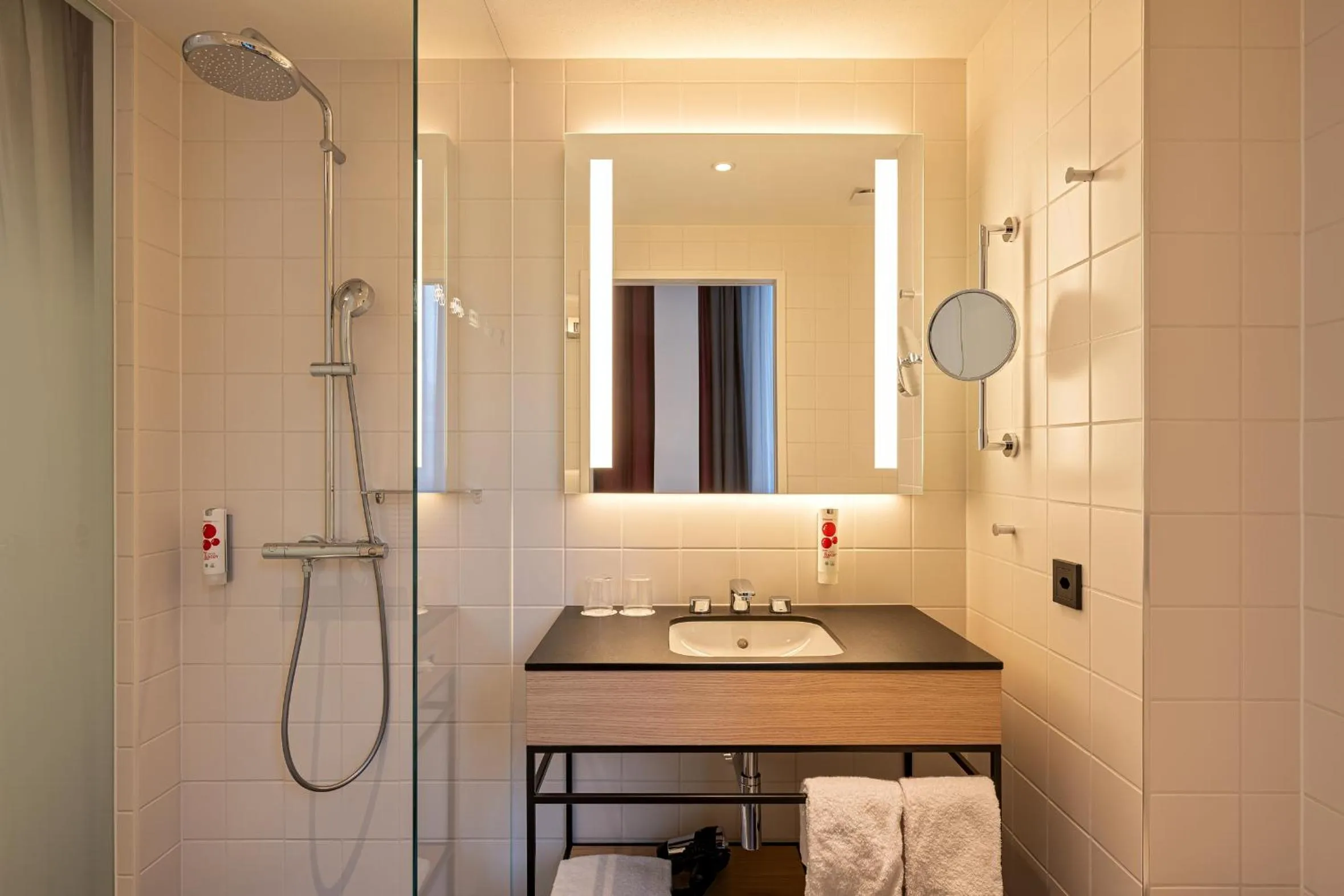 Shower in IntercityHotel Geneva