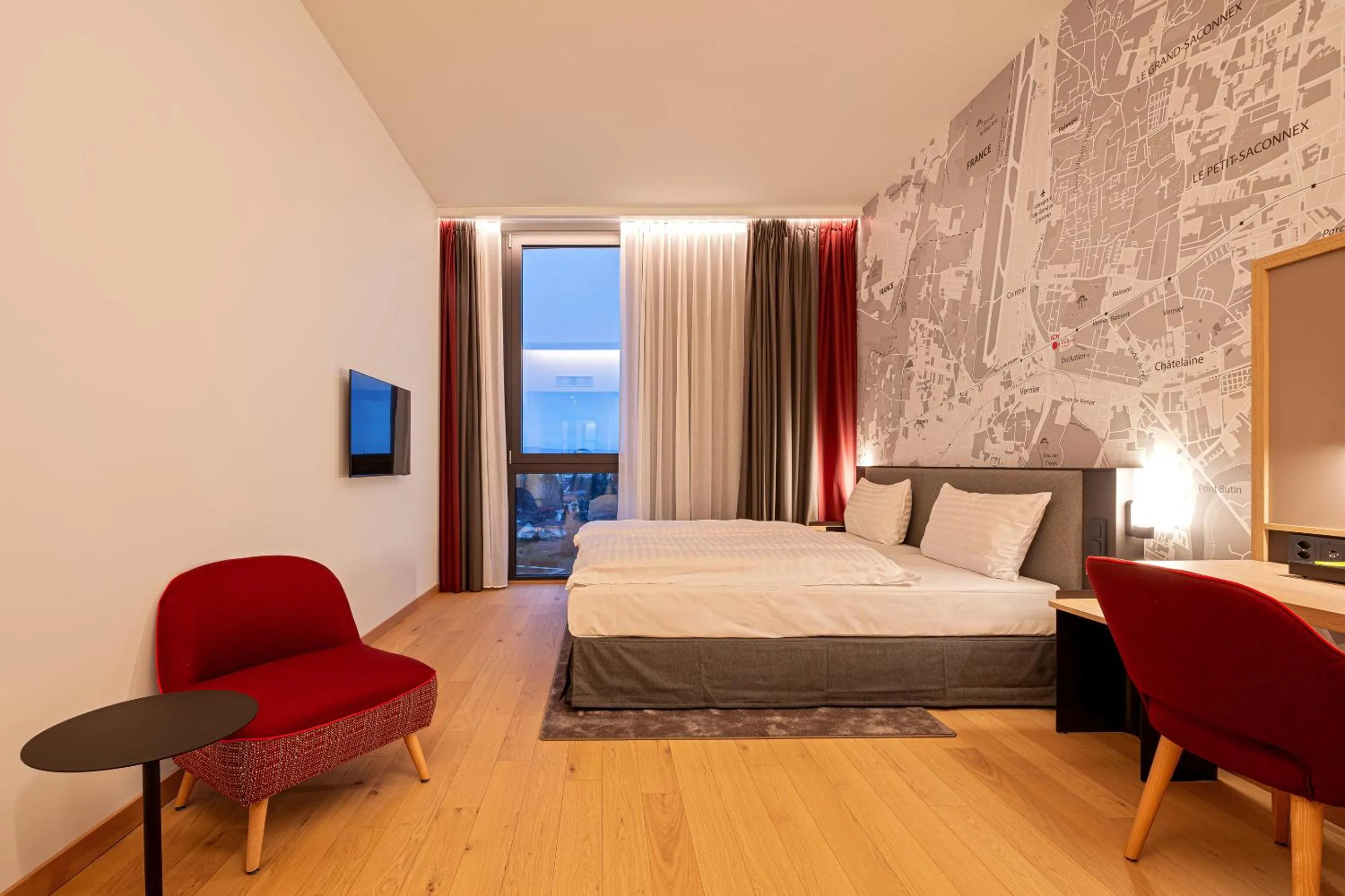 Seating area, Bed in IntercityHotel Geneva