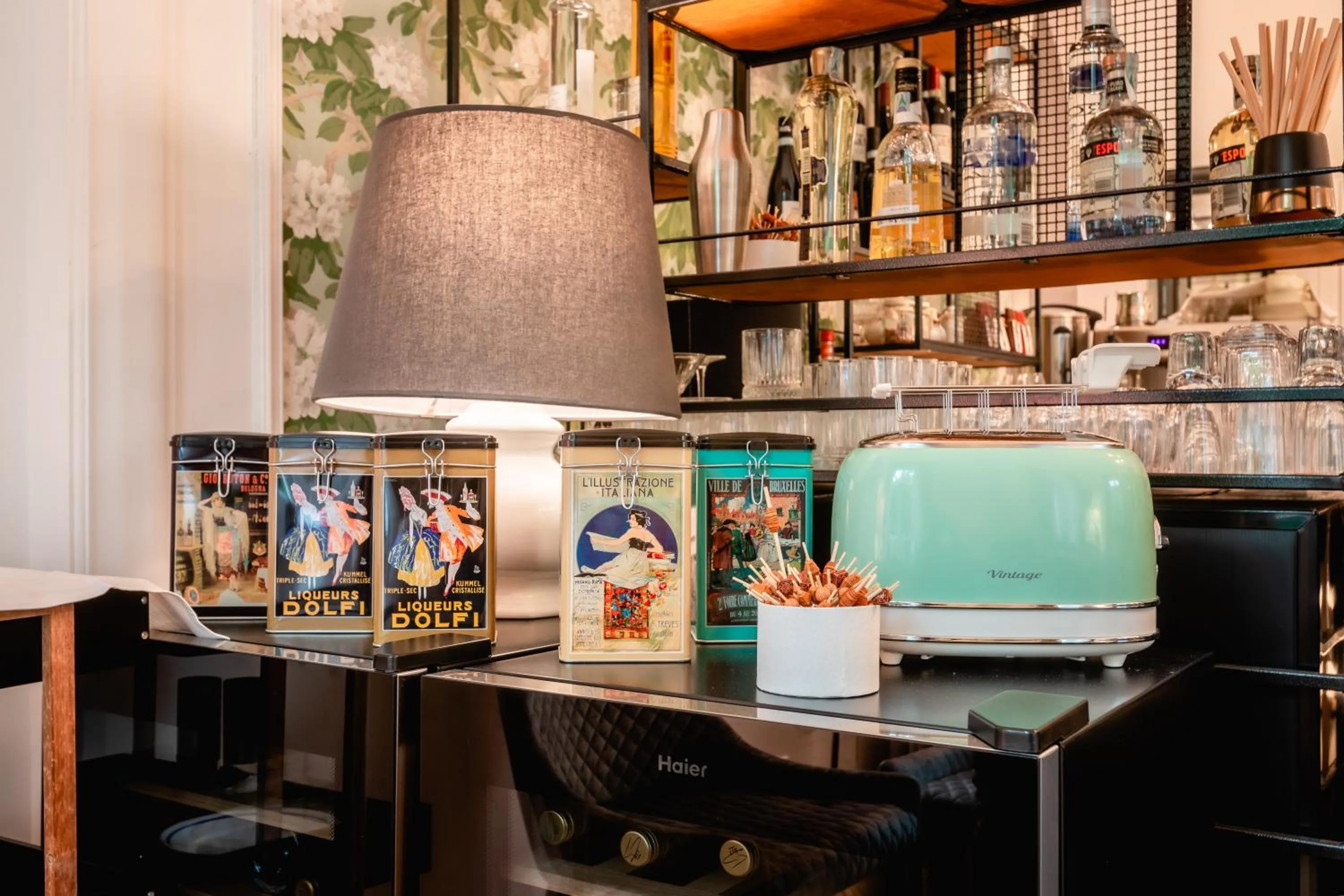 Communal lounge/ TV room in Mangili Garden Hotel