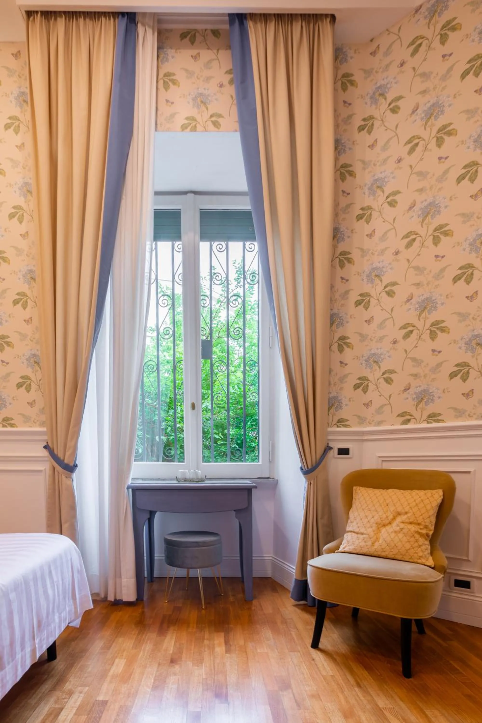 Garden view, Bed in Mangili Garden Hotel