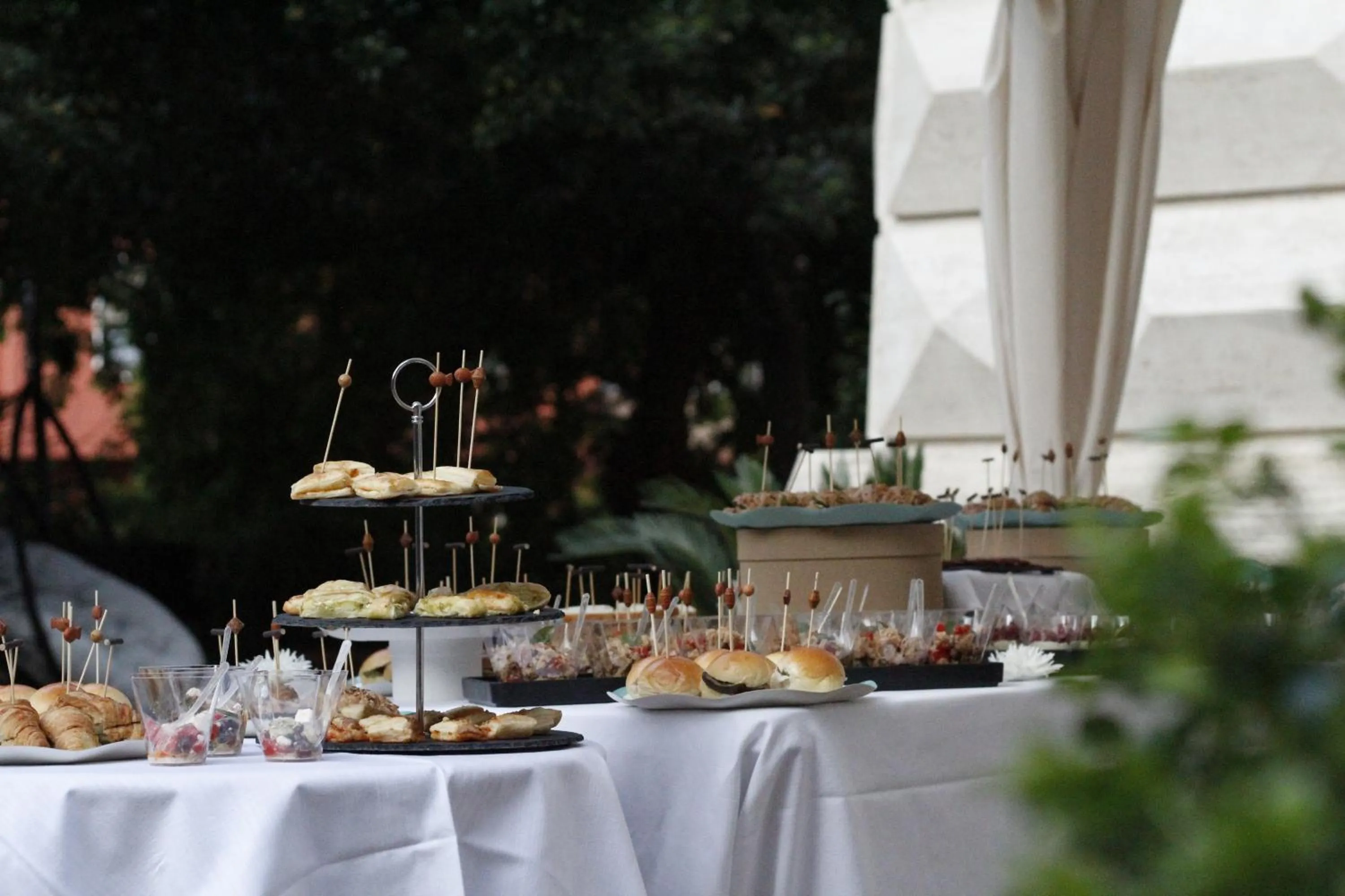 Food and drinks in Mangili Garden Hotel