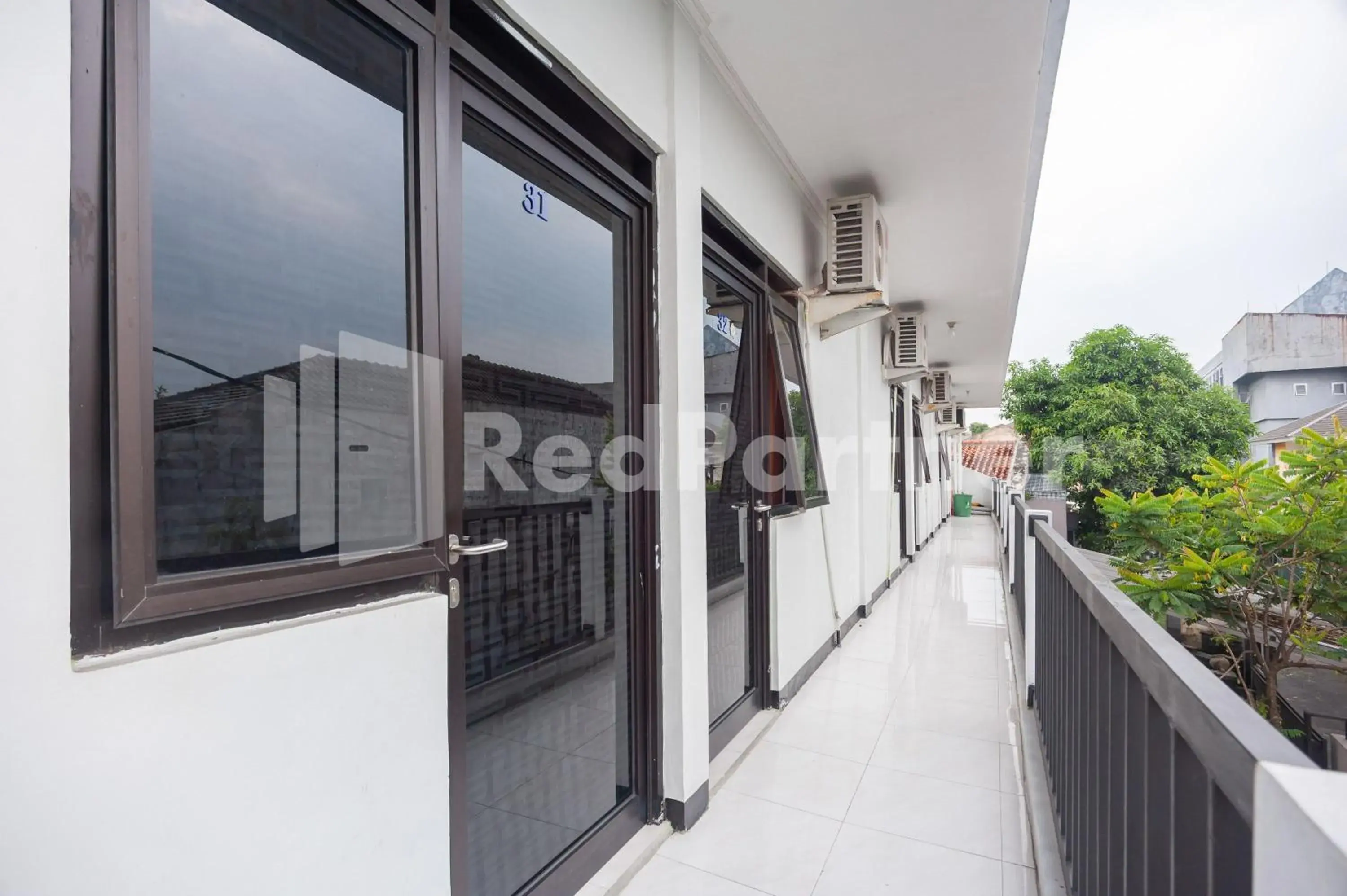 Property building in Wisma Juanda Bogor Mitra RedDoorz Property building in Wisma Juanda Bogor Mitra RedDoorz