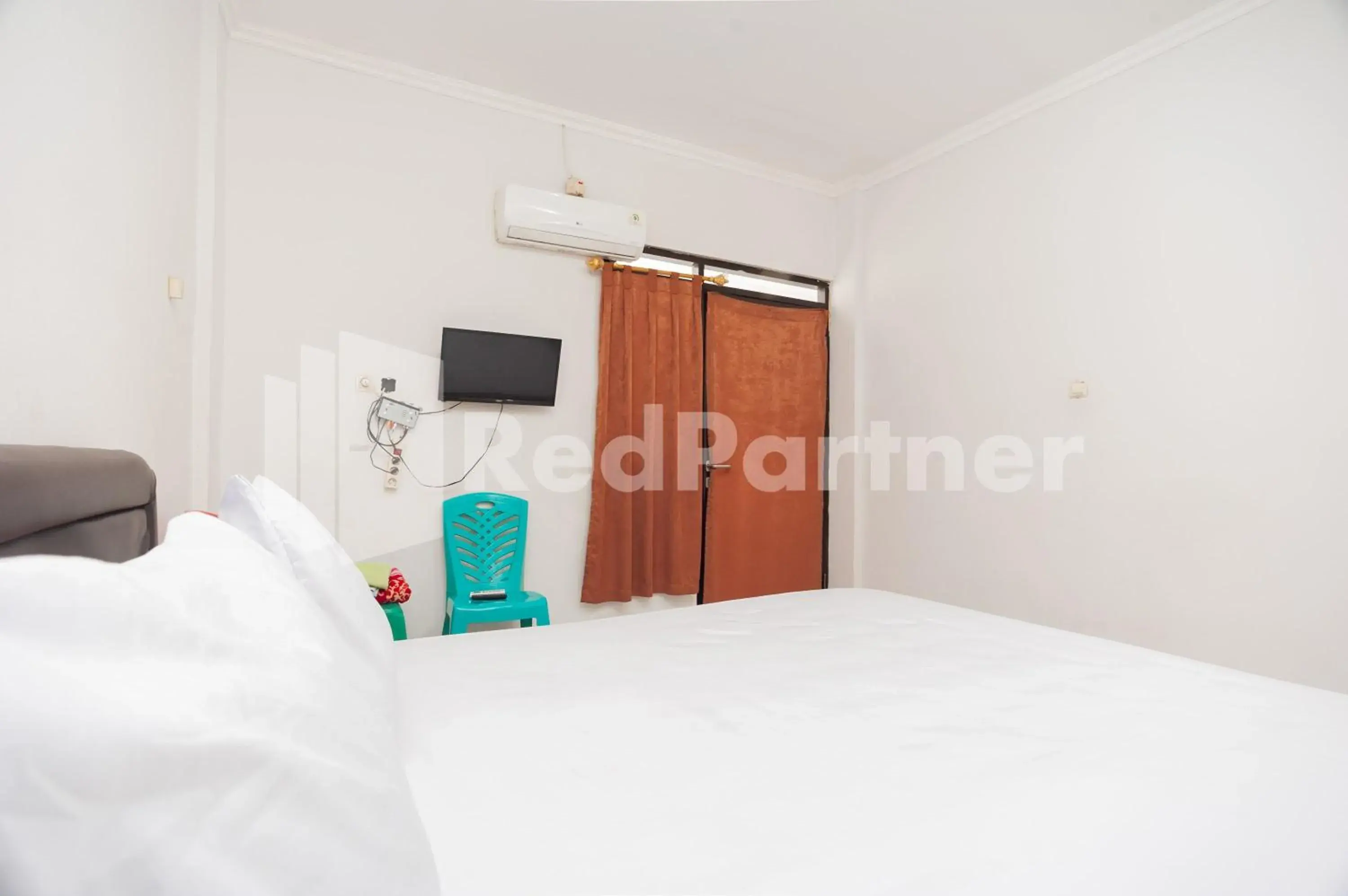 Bedroom, Bed in Wisma Juanda Bogor Mitra RedDoorz Bedroom, Bed in Wisma Juanda Bogor Mitra RedDoorz