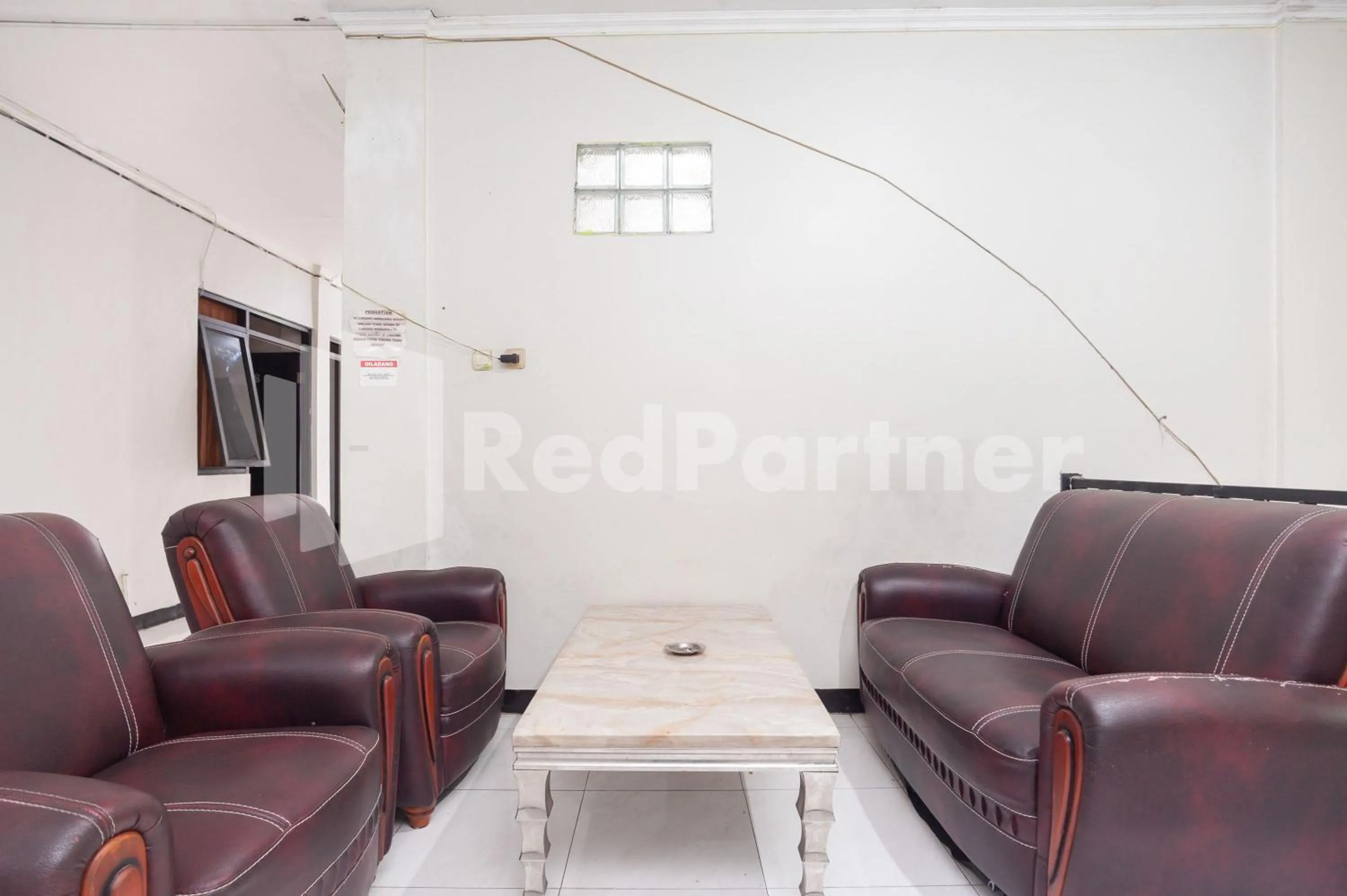 Living room in Wisma Juanda Bogor Mitra RedDoorz