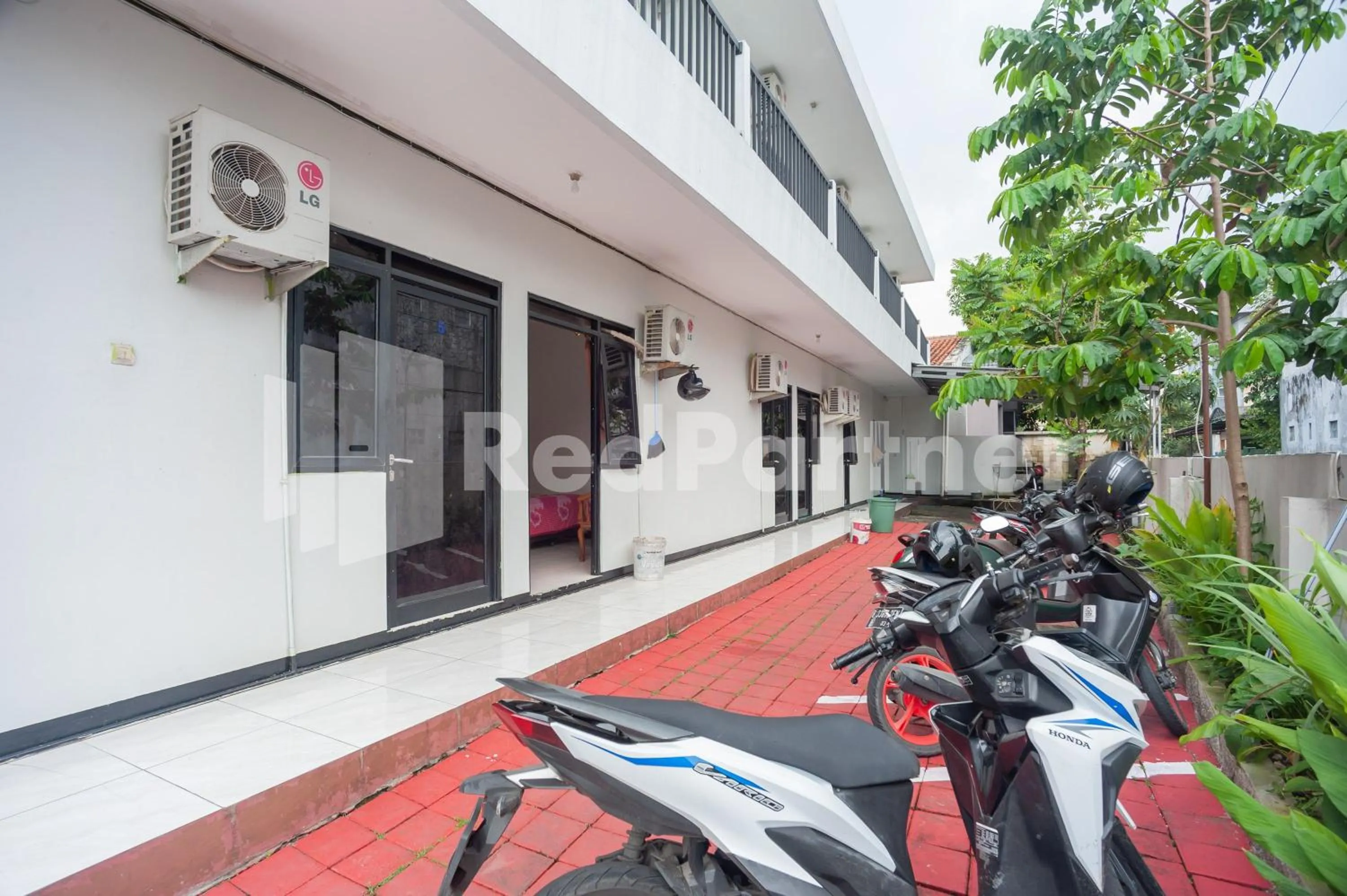 Parking in Wisma Juanda Bogor Mitra RedDoorz