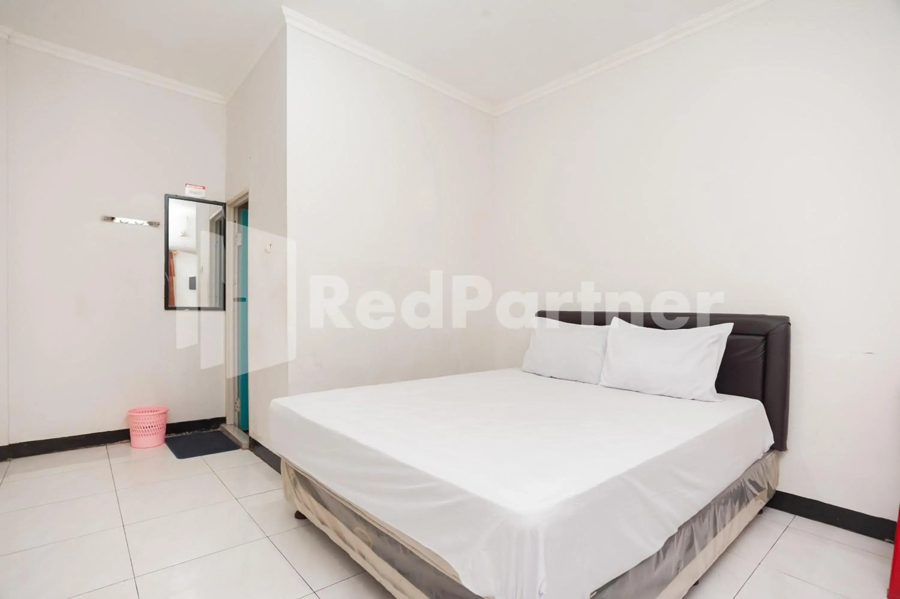 Bedroom, Bed in Wisma Juanda Bogor Mitra RedDoorz Bedroom, Bed in Wisma Juanda Bogor Mitra RedDoorz