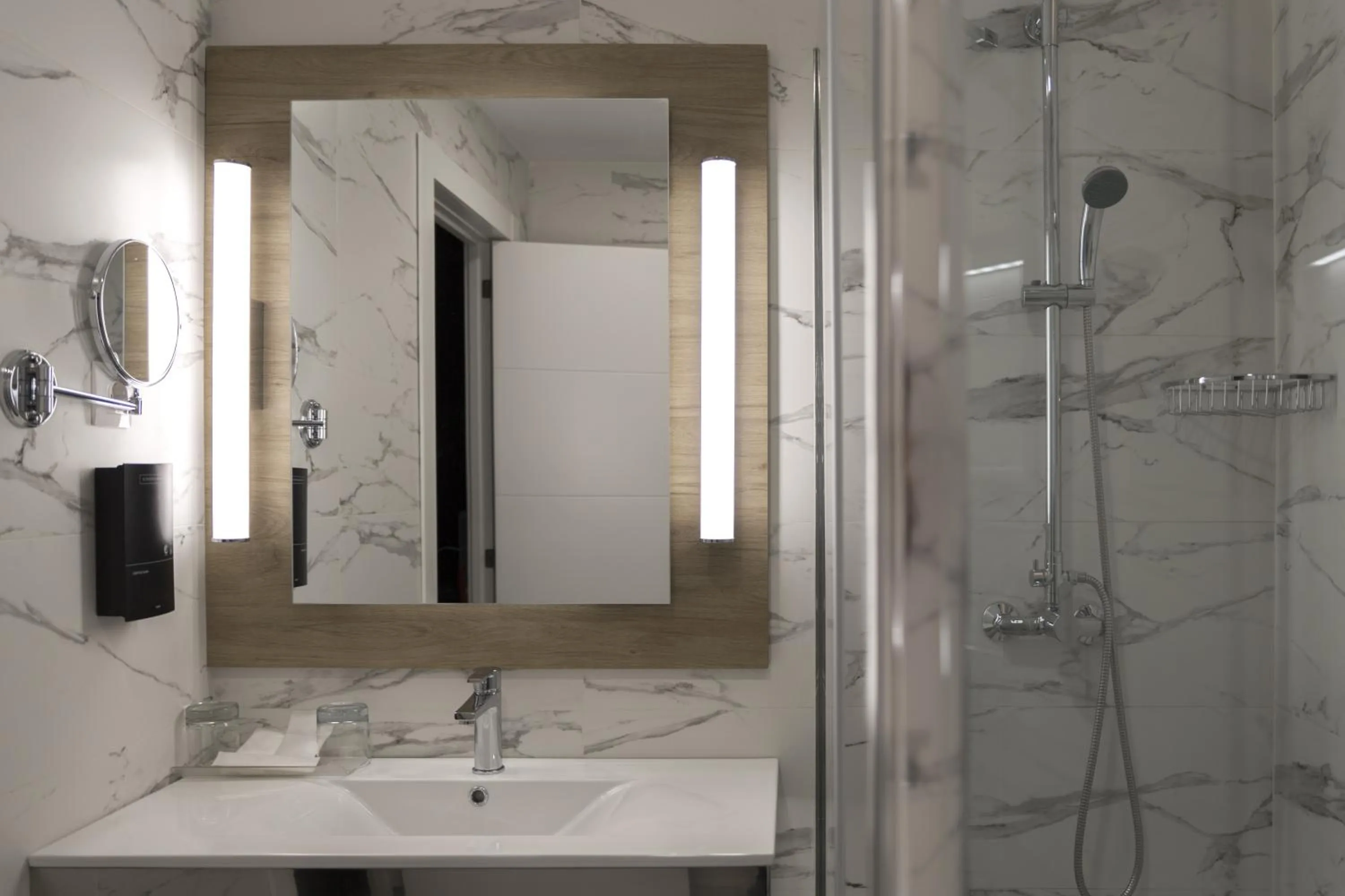 Shower in Petit Palace Chueca