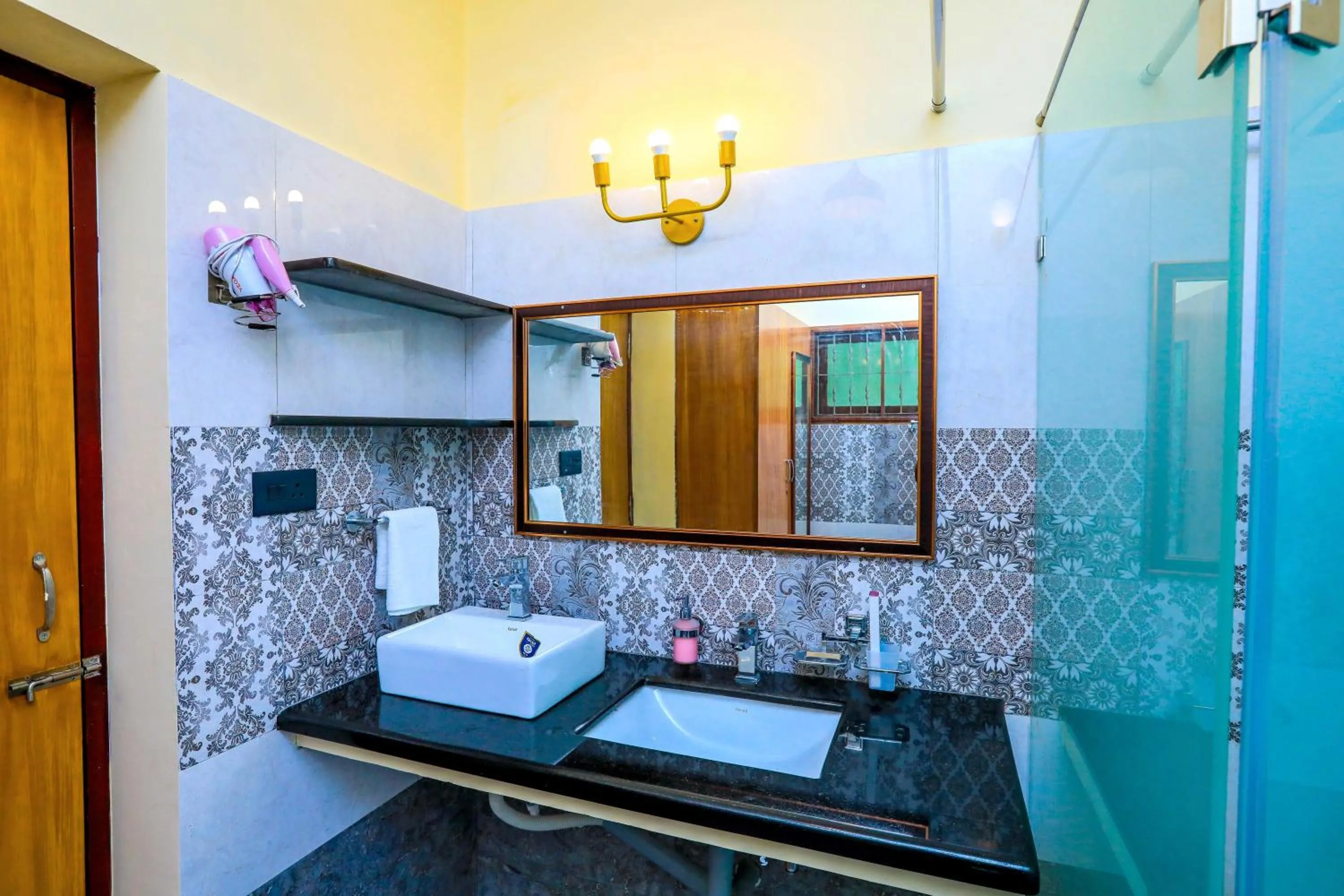 heating in Bay Homes 2BHK WT Bathtub Near Rock Beach
