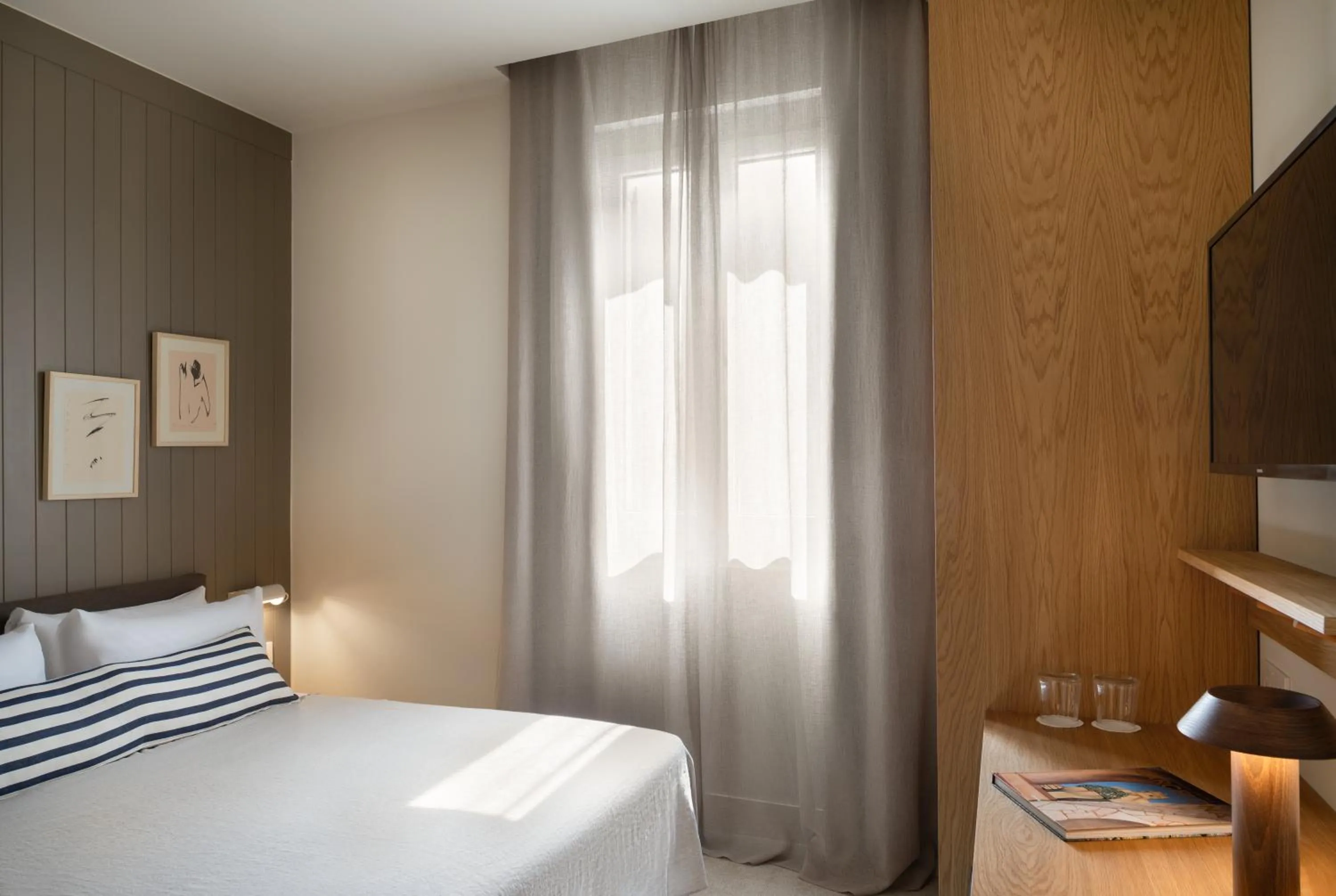 Design Room with City View in Hotel Casa Teva Barcelona