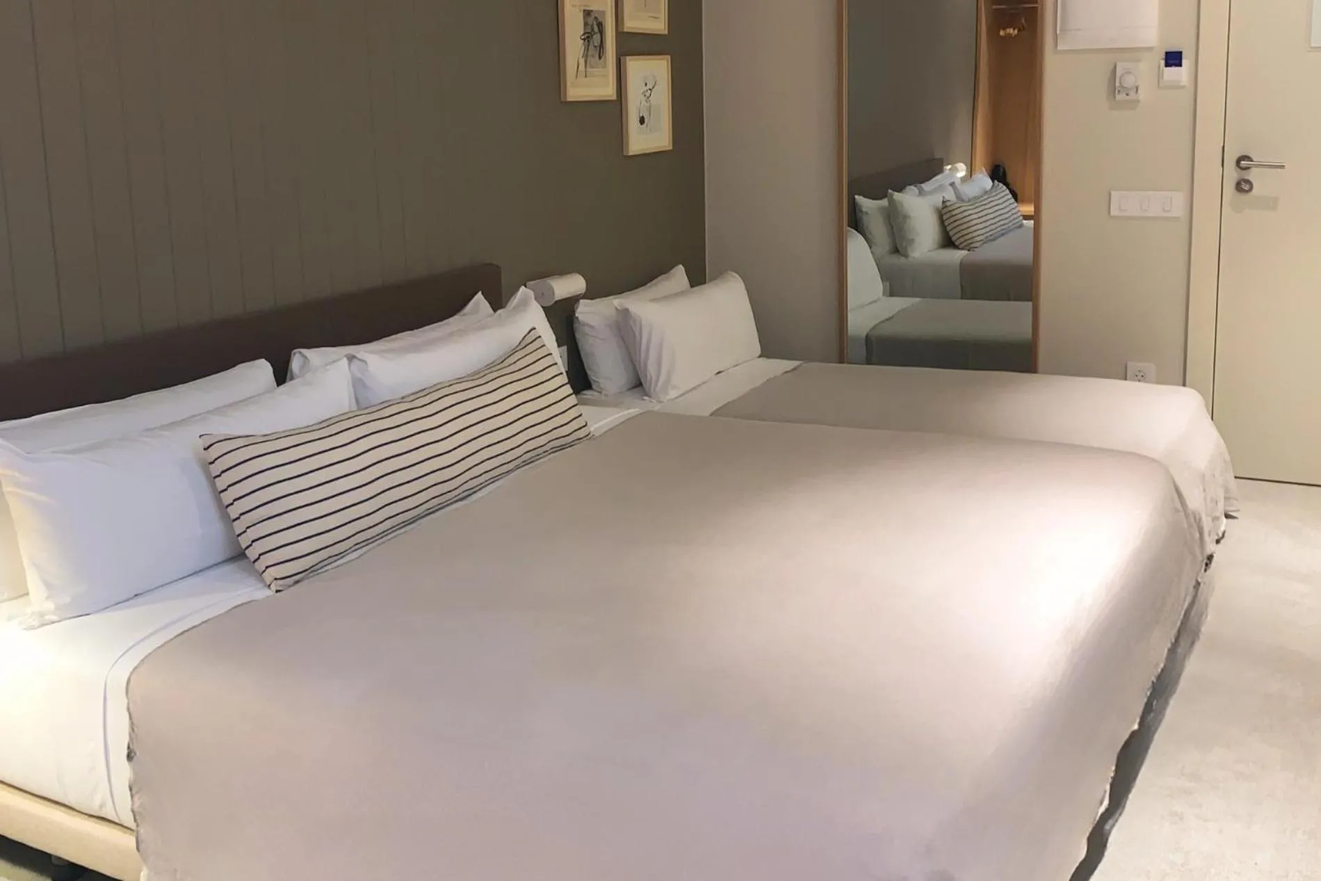 Design Triple Room in Hotel Casa Teva Barcelona