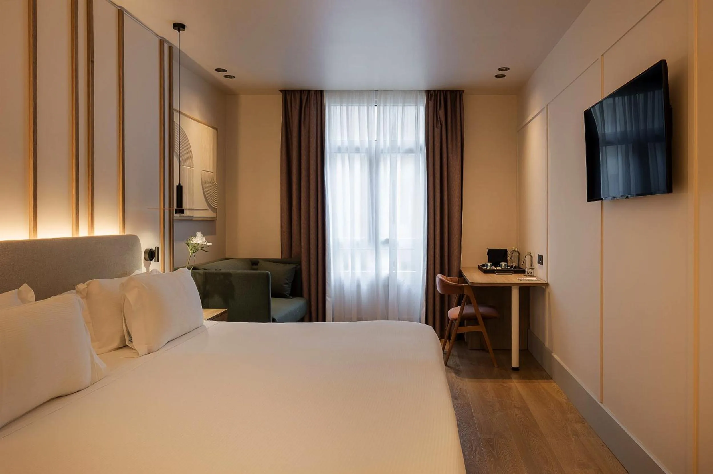 Bed in H10 Puerta de Alcalá 4 Sup