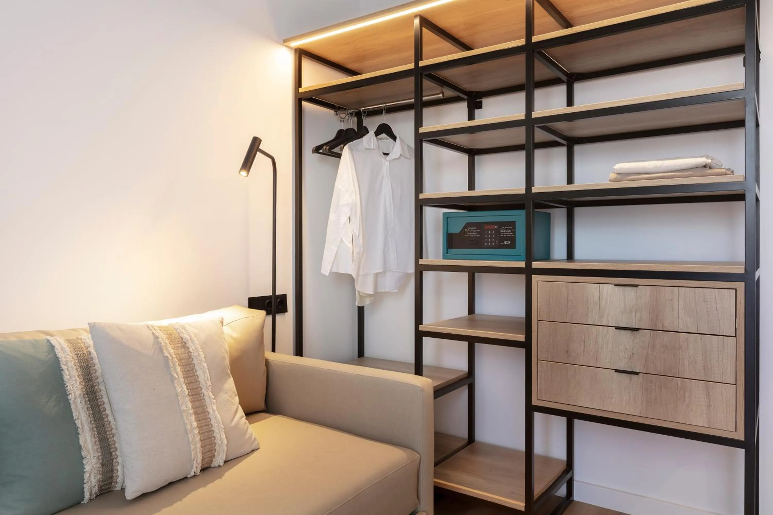 wardrobe, Bed in Hotel Rovira