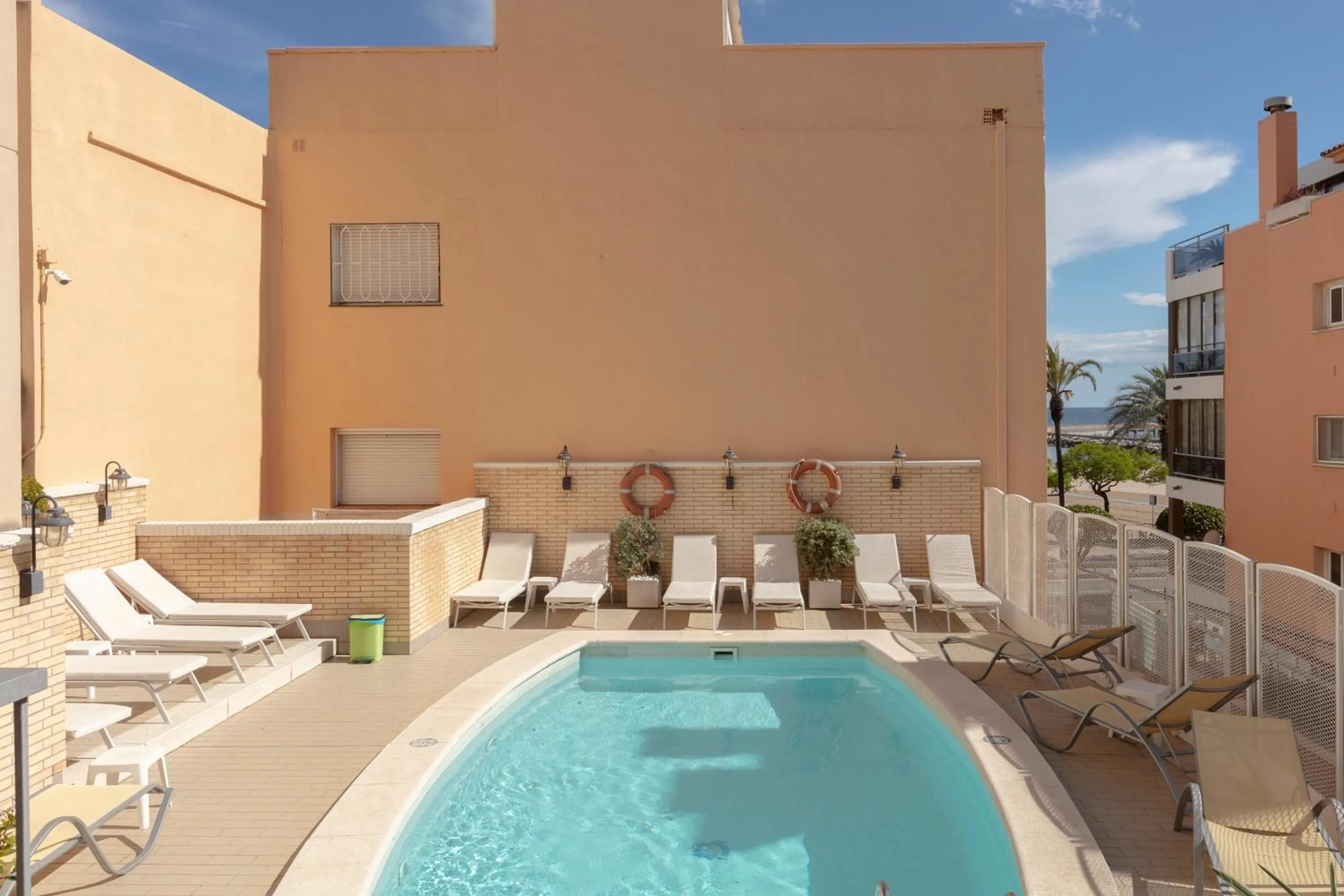 Swimming pool in Hotel Rovira