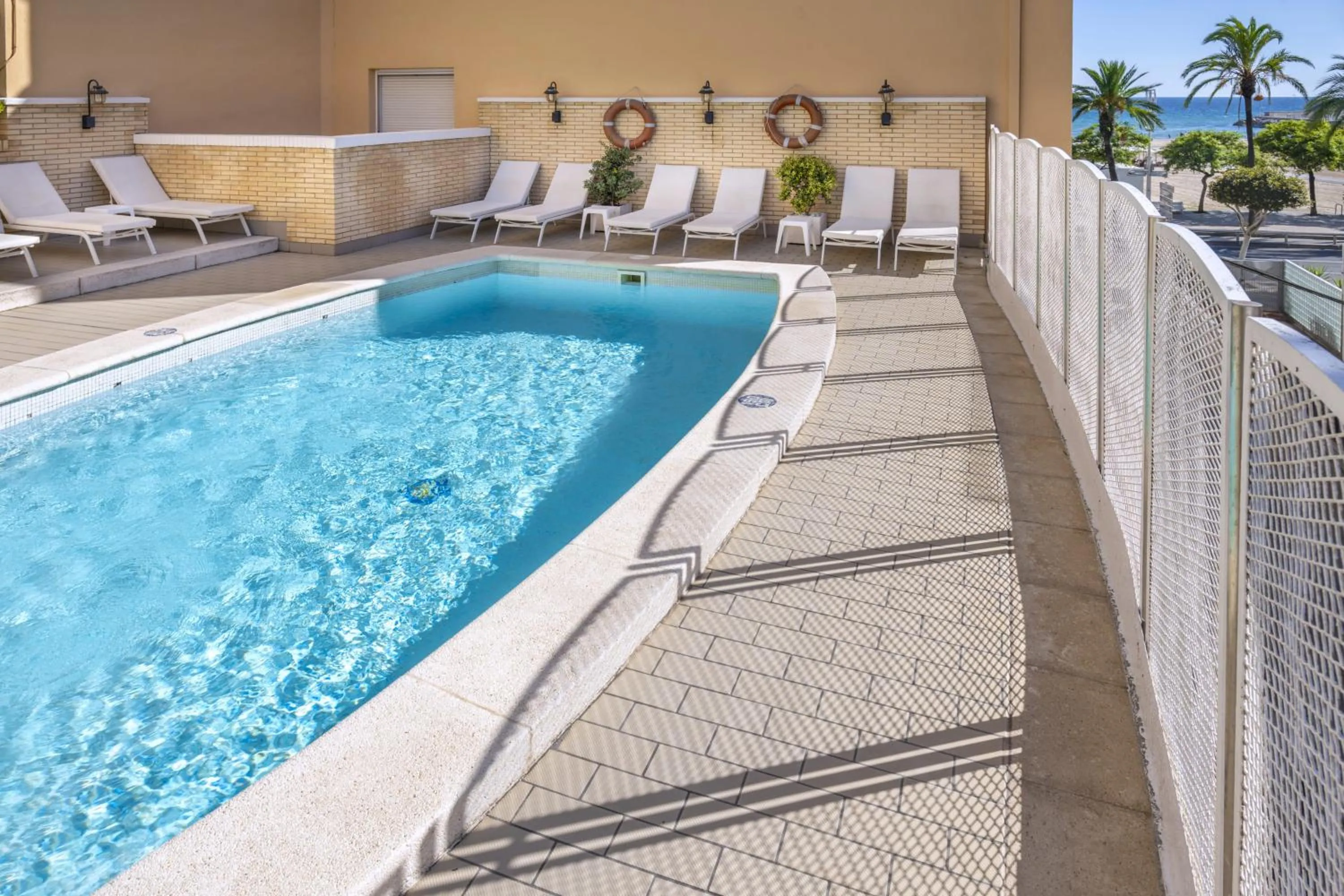 Swimming pool in Hotel Rovira