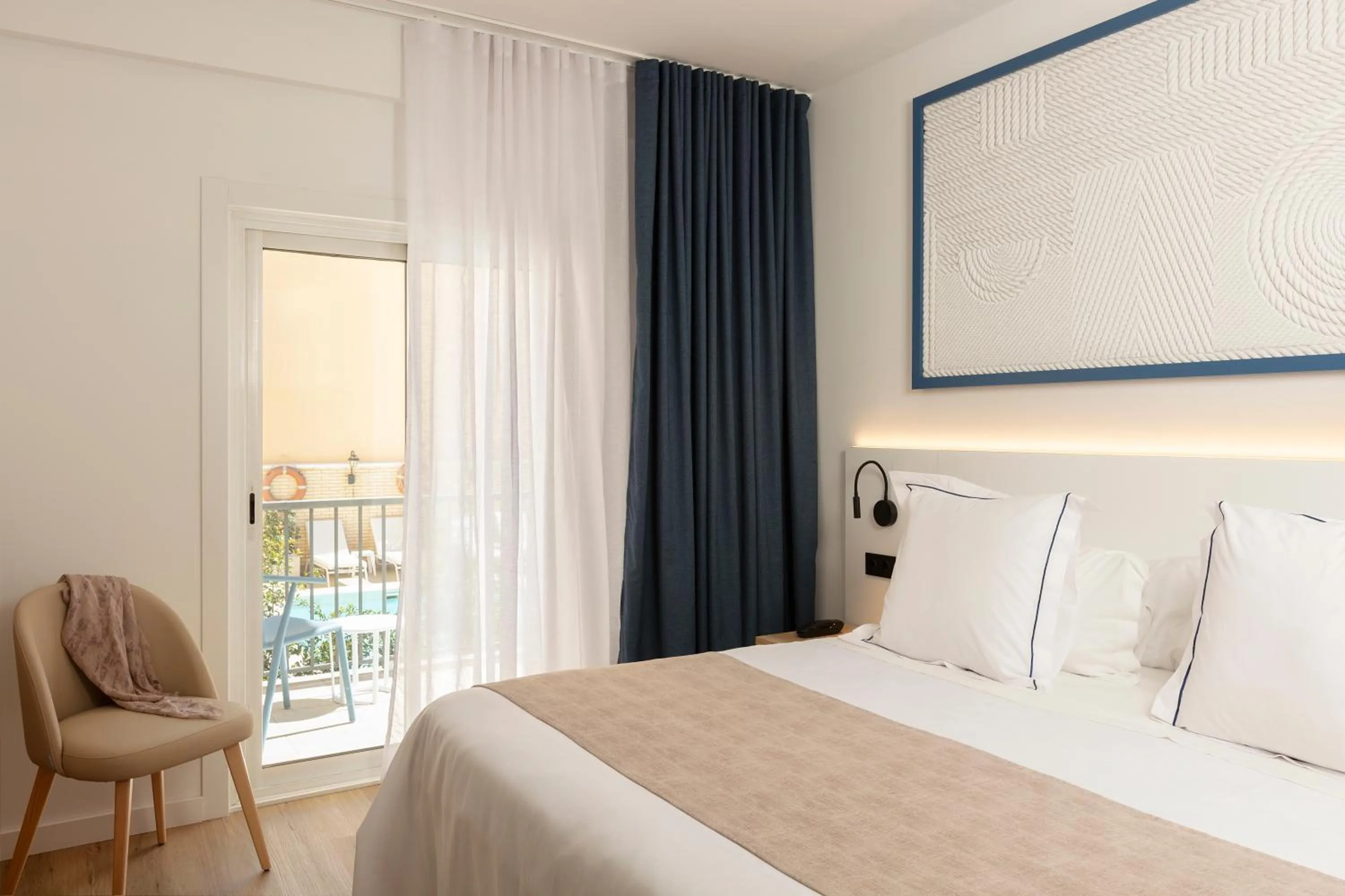 Pool view, Bed in Hotel Rovira
