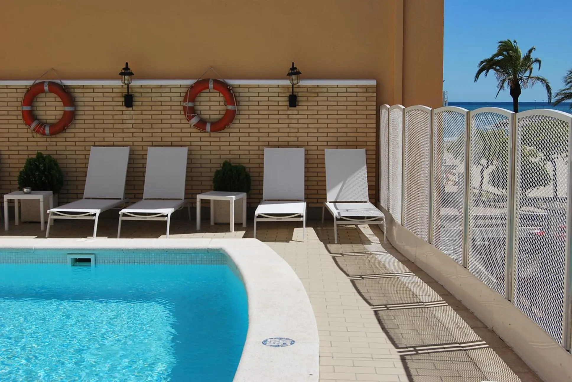 Swimming pool in Hotel Rovira