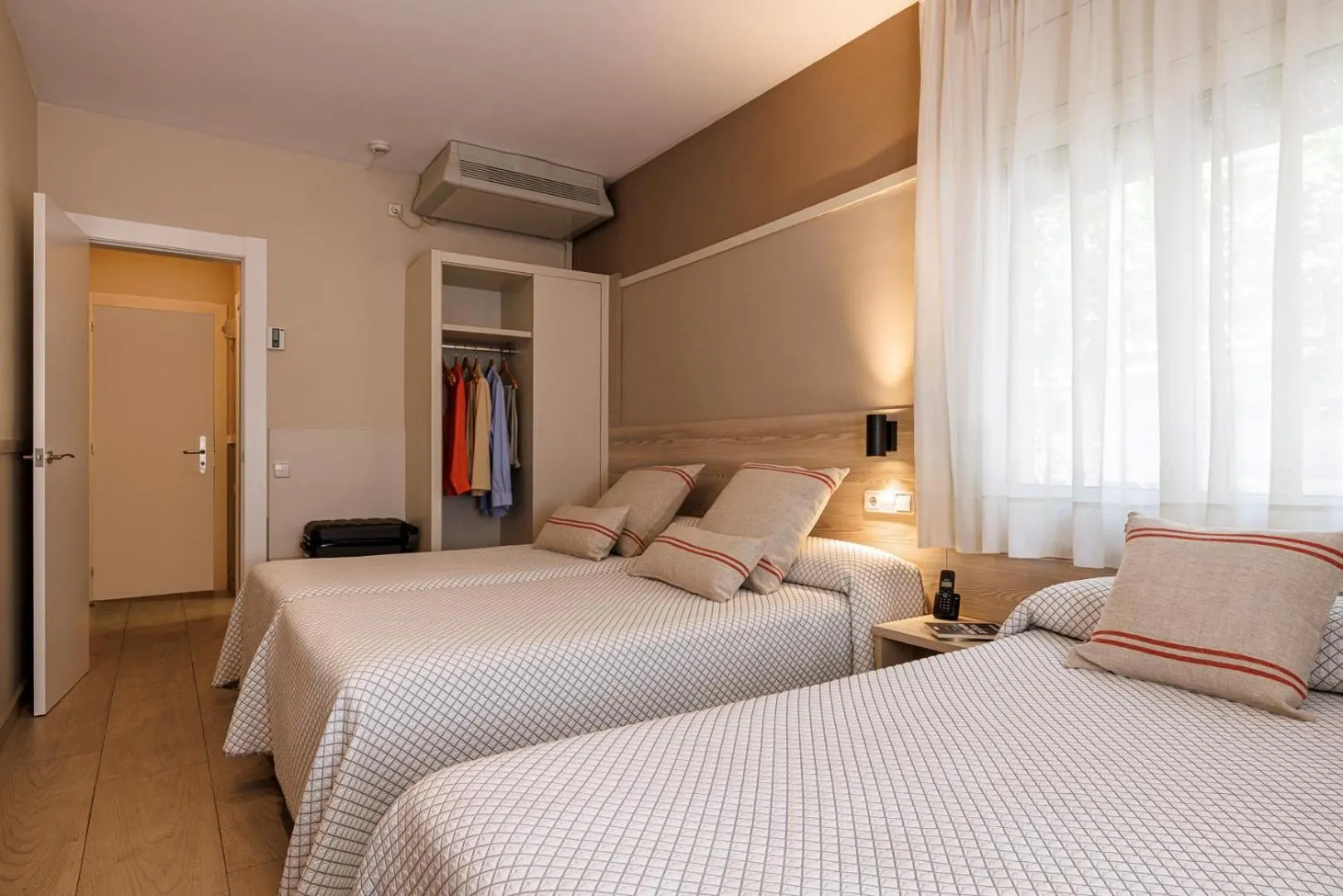 Photo of the whole room, Bed in Bonanova Park