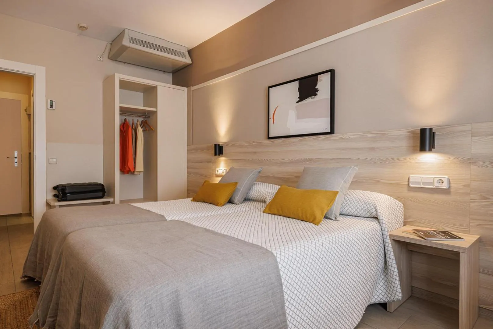 Photo of the whole room, Bed in Bonanova Park