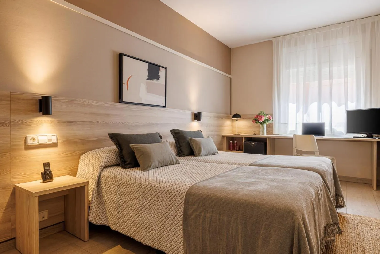 Photo of the whole room, Bed in Bonanova Park