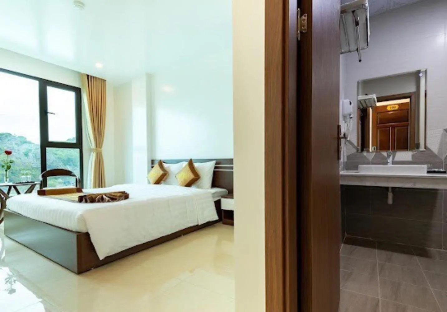 Shower, Bed in Tung Quang Hotel