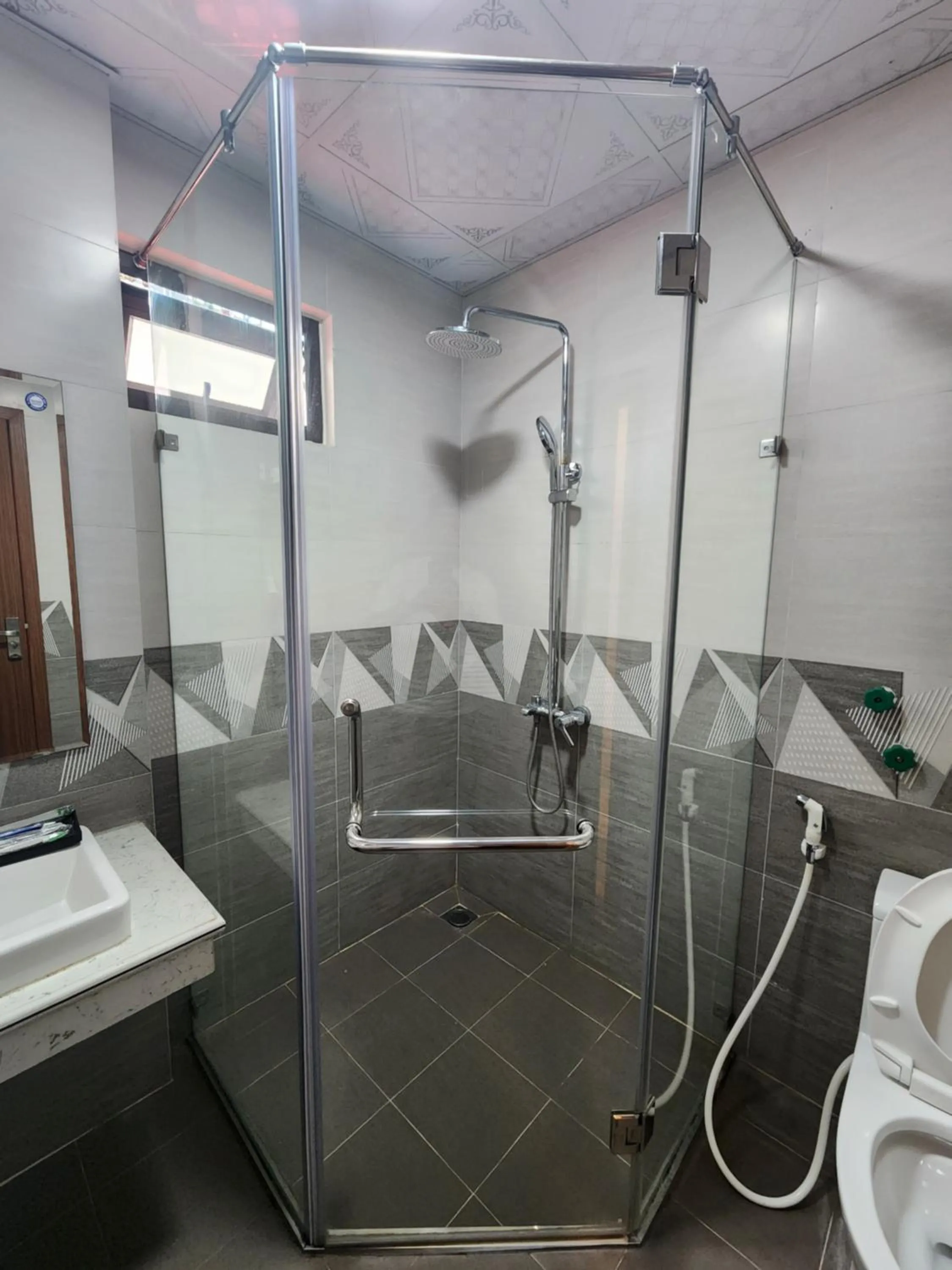 Shower in Tung Quang Hotel