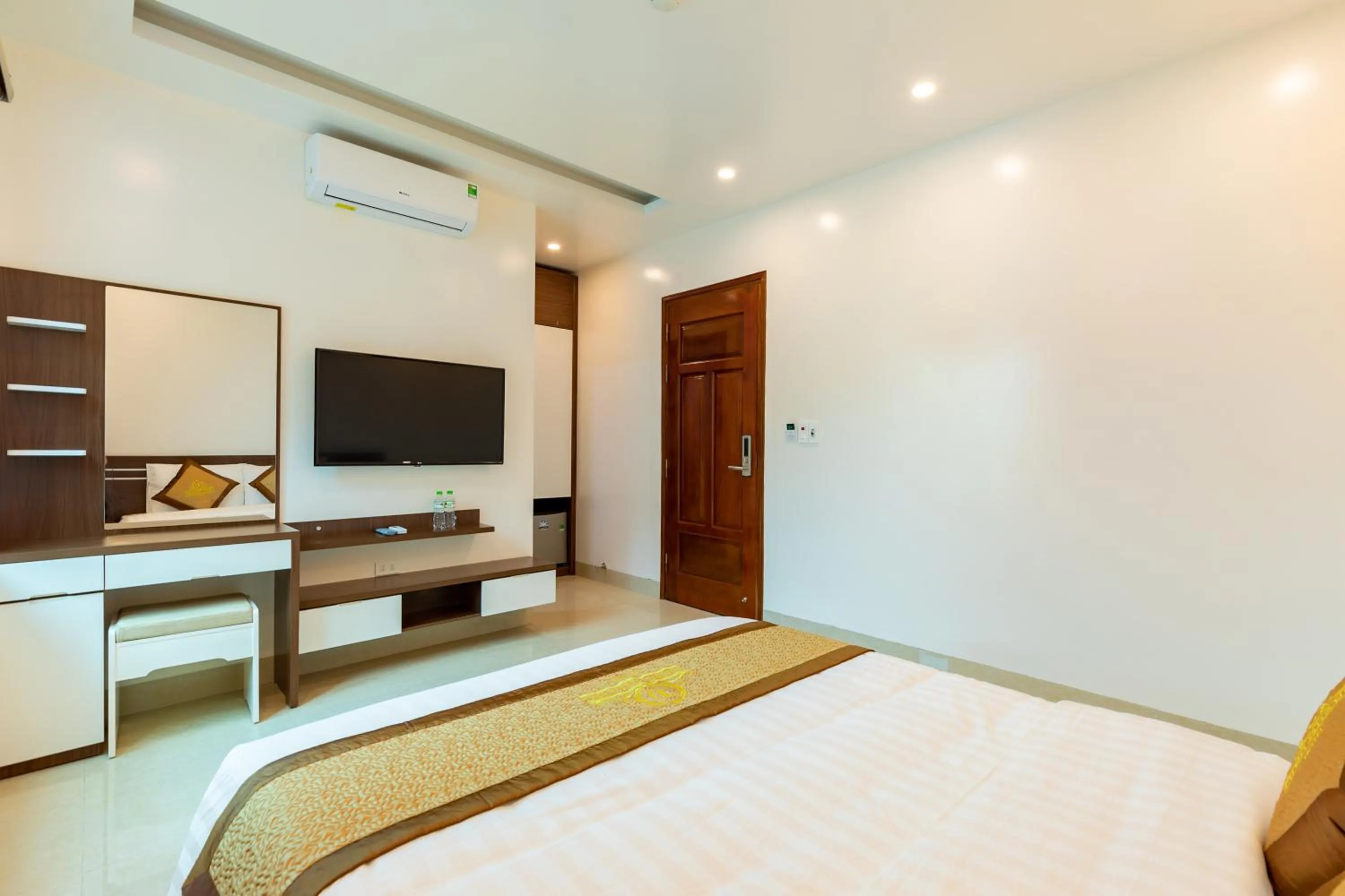 TV and multimedia, Bed in Tung Quang Hotel