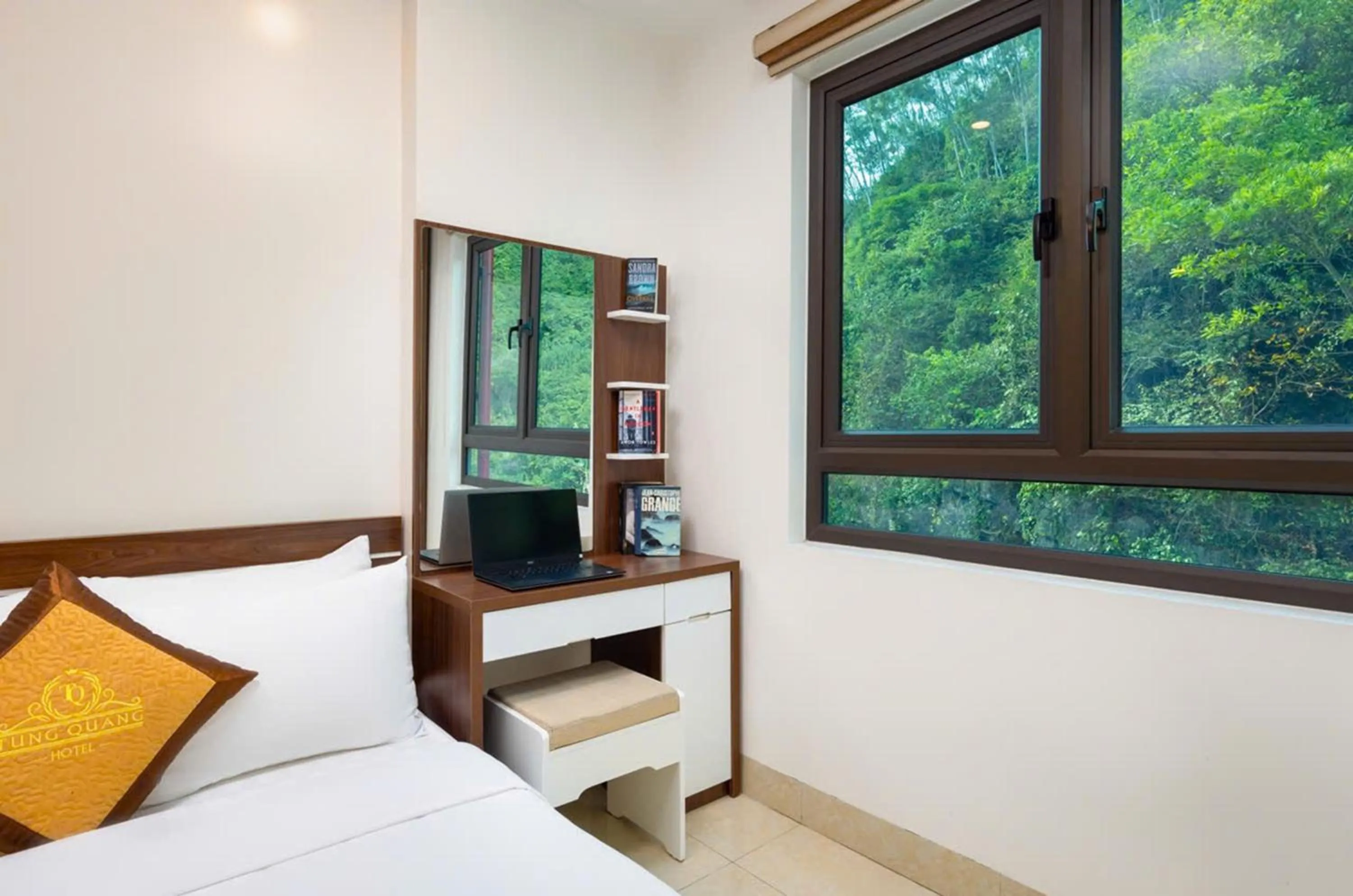 View (from property/room), Bed in Tung Quang Hotel