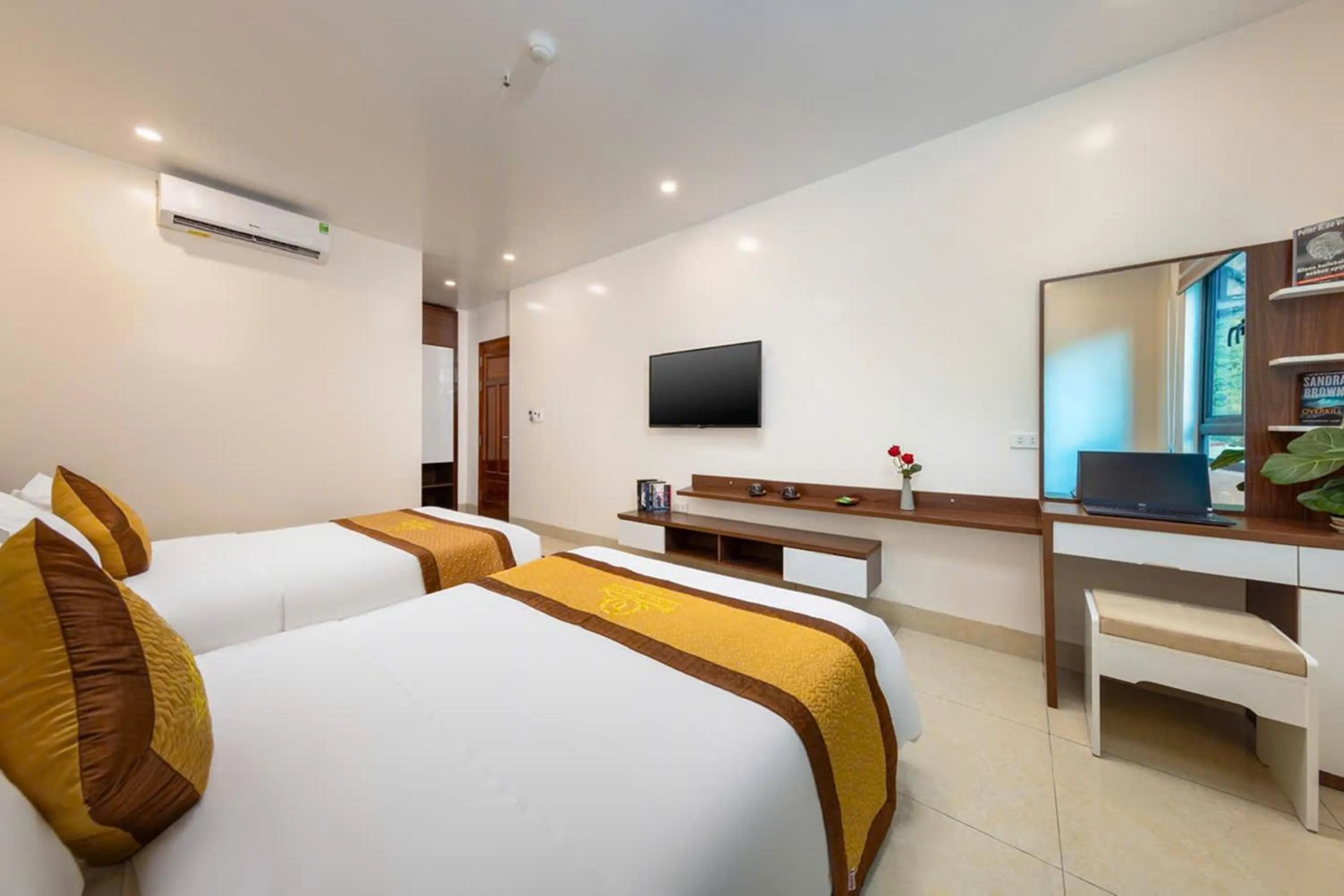 Bedroom, Bed in Tung Quang Hotel