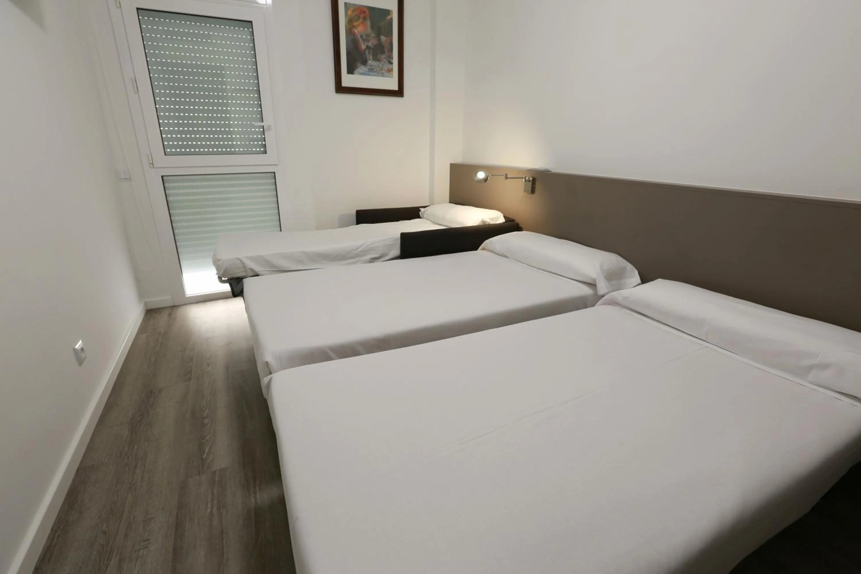 Shower, Bed in Hotel Alguer Camp Nou