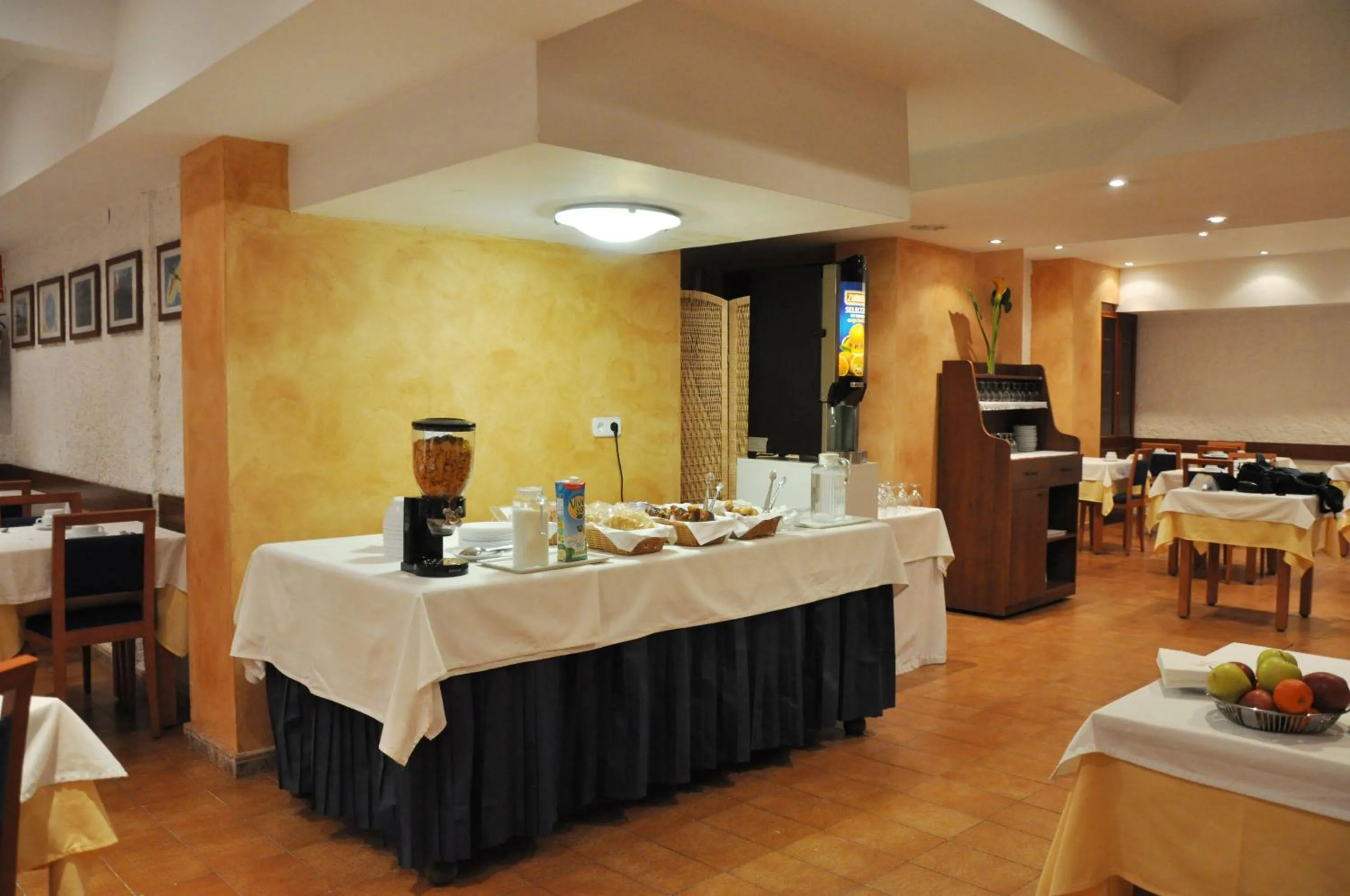 Restaurant/places to eat in Hotel Alguer Camp Nou