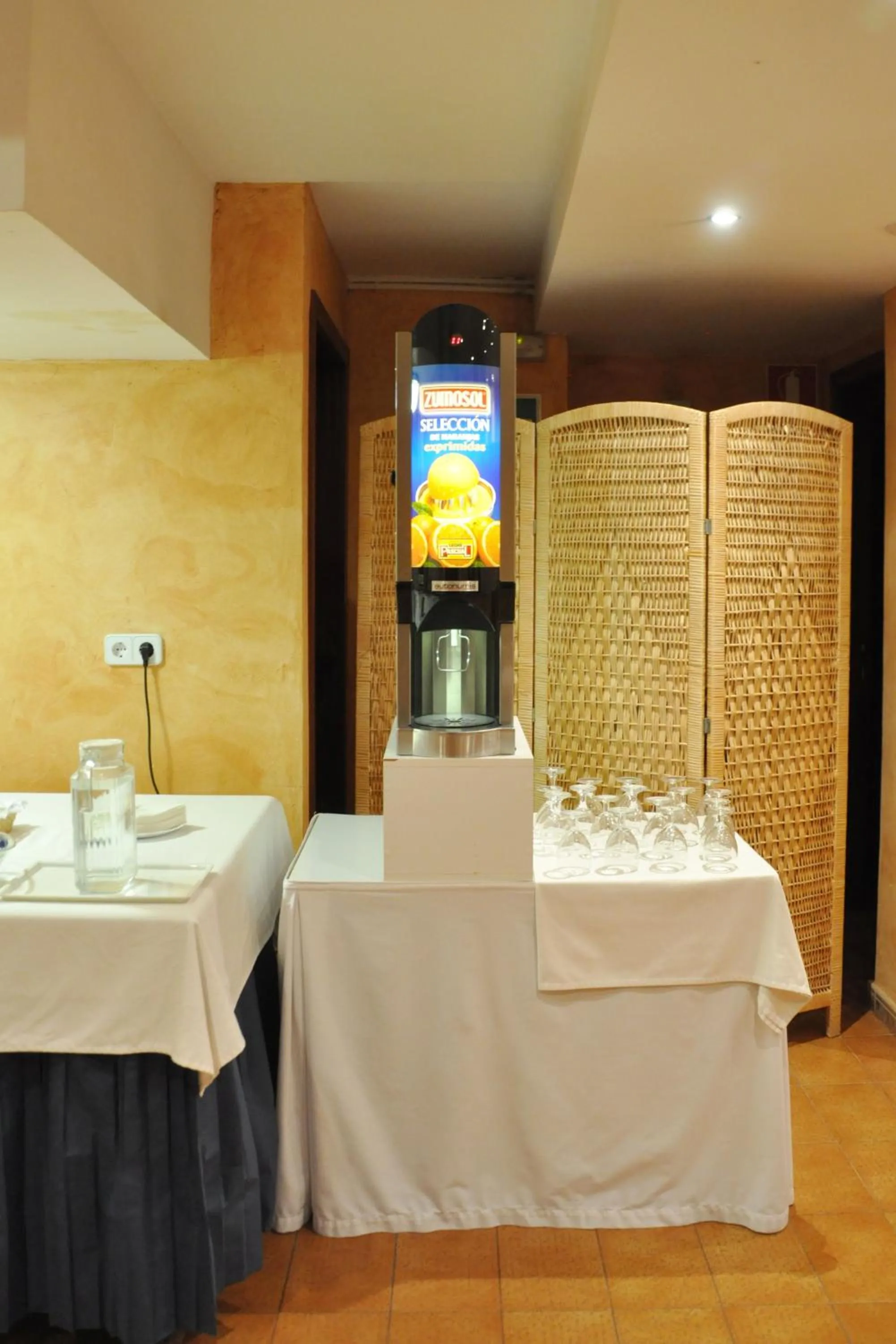 Restaurant/places to eat in Hotel Alguer Camp Nou