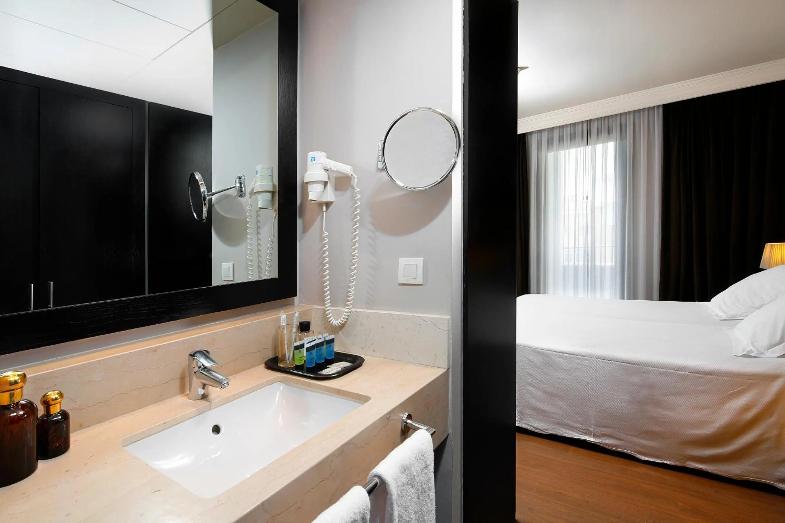 Bathroom, Bed in Hotel Condado
