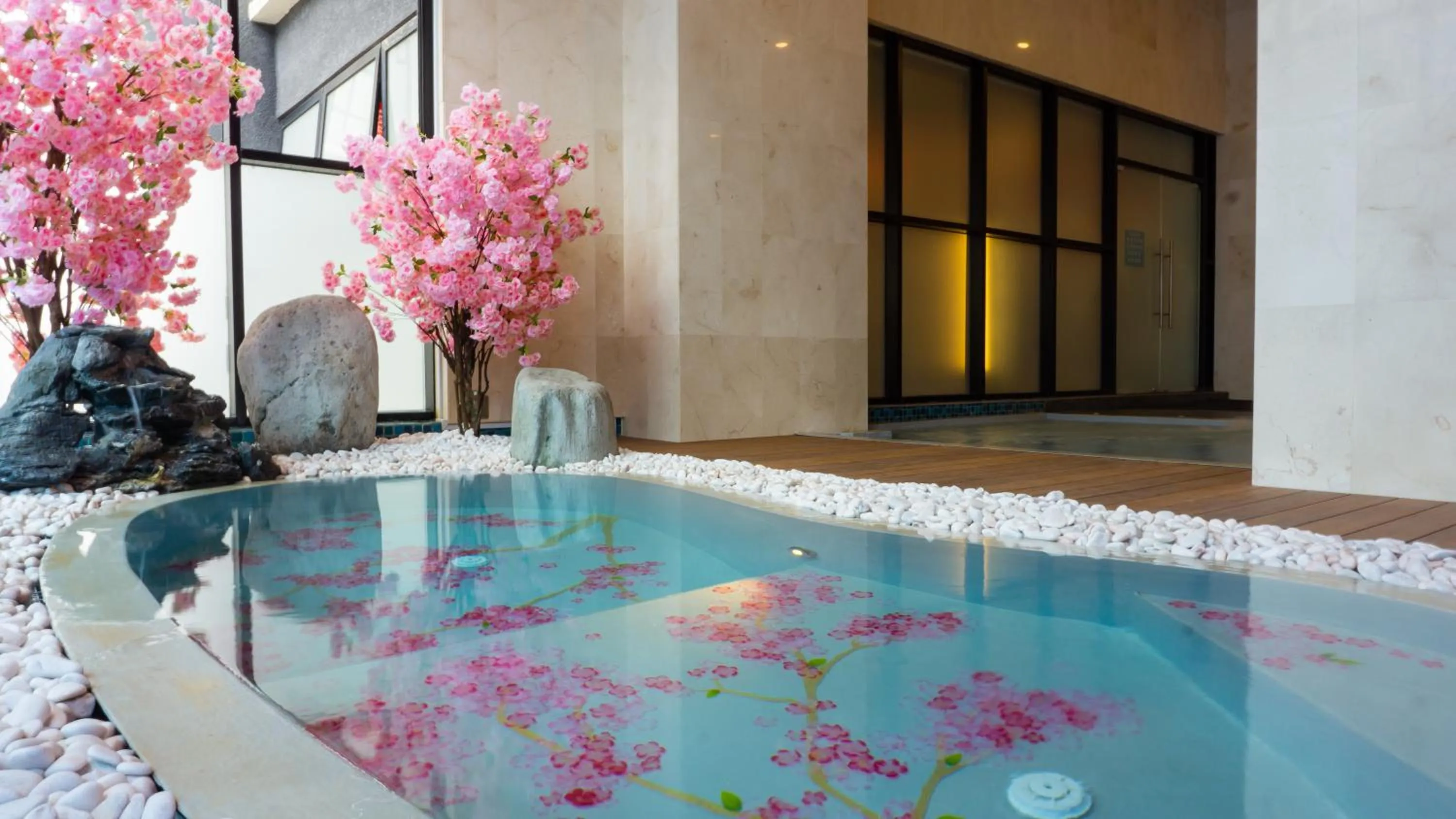 Swimming pool in The Yanné, Onsen Hotel