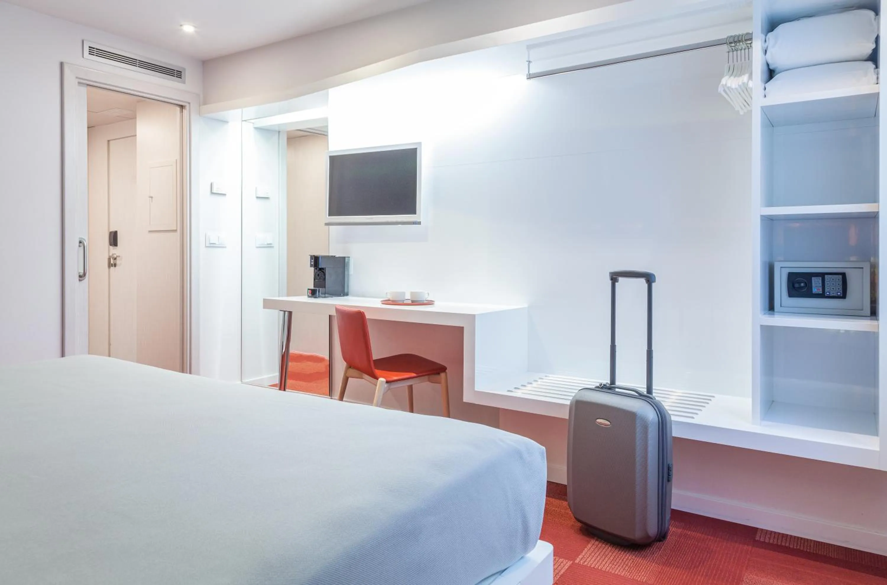 Photo of the whole room, Bed in Hotel Maciá Granada Five Senses Rooms & Suites