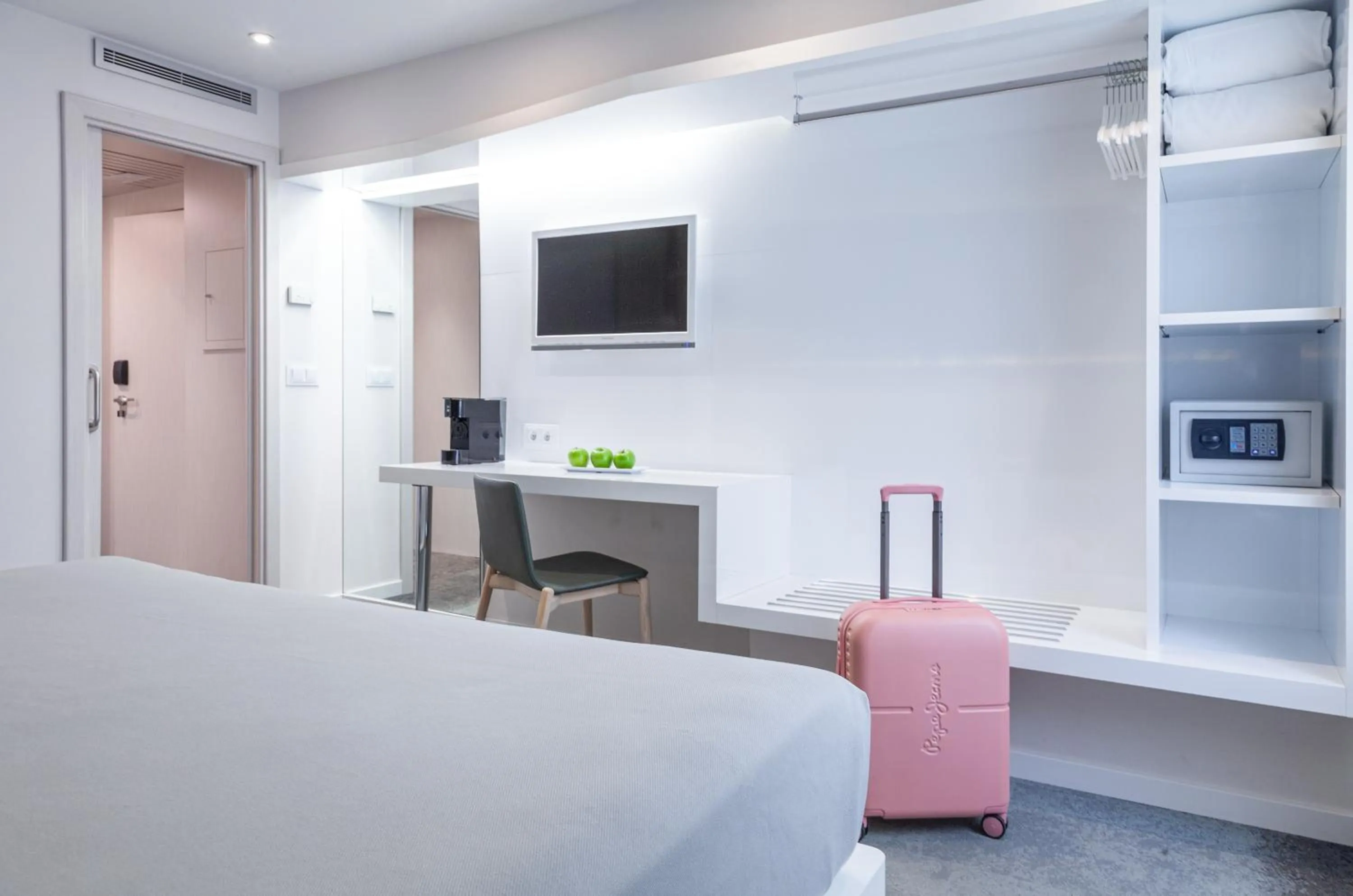 Coffee/tea facilities, Bed in Hotel Maciá Granada Five Senses Rooms & Suites