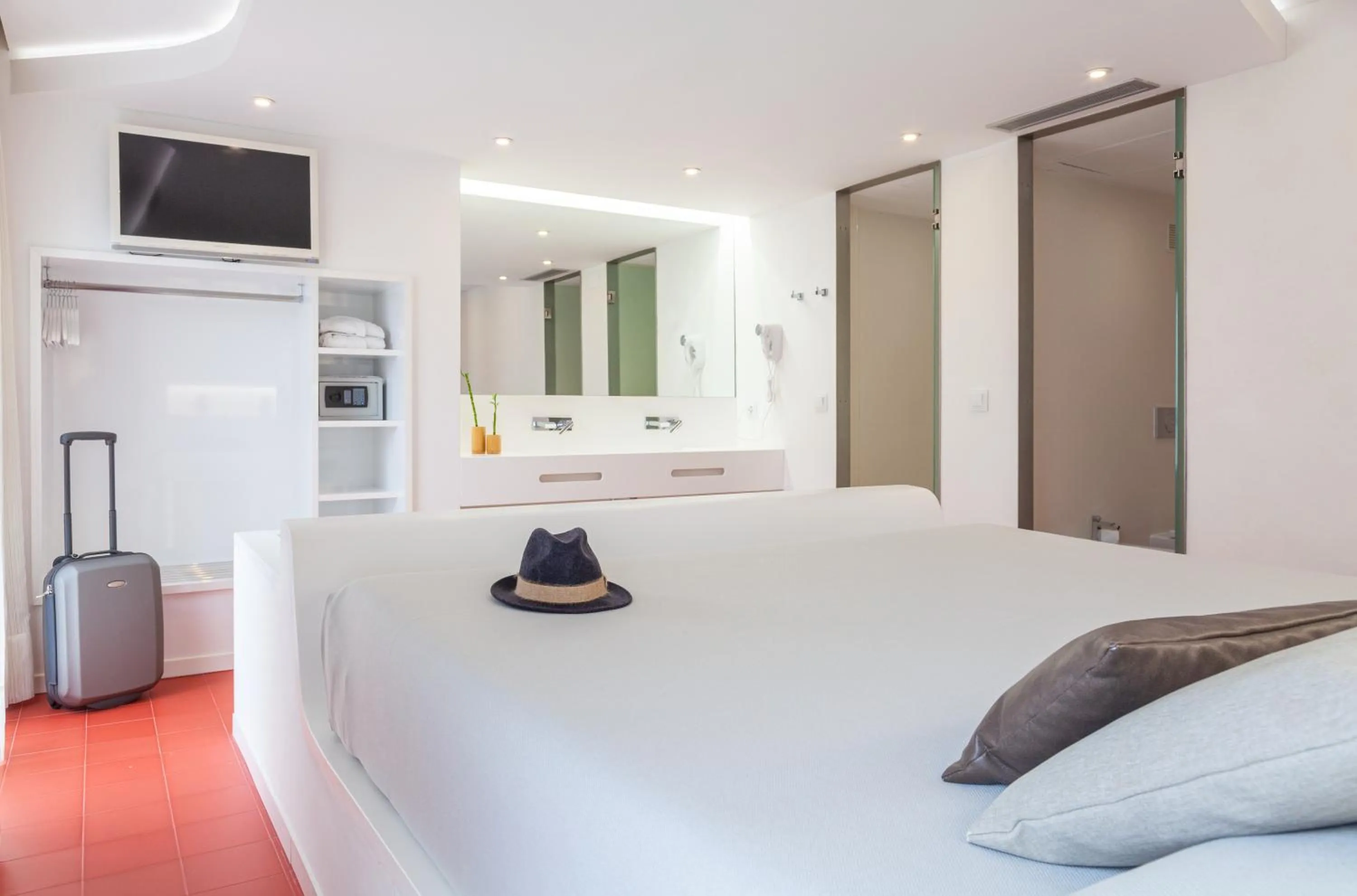 Photo of the whole room, Bed in Hotel Maciá Granada Five Senses Rooms & Suites