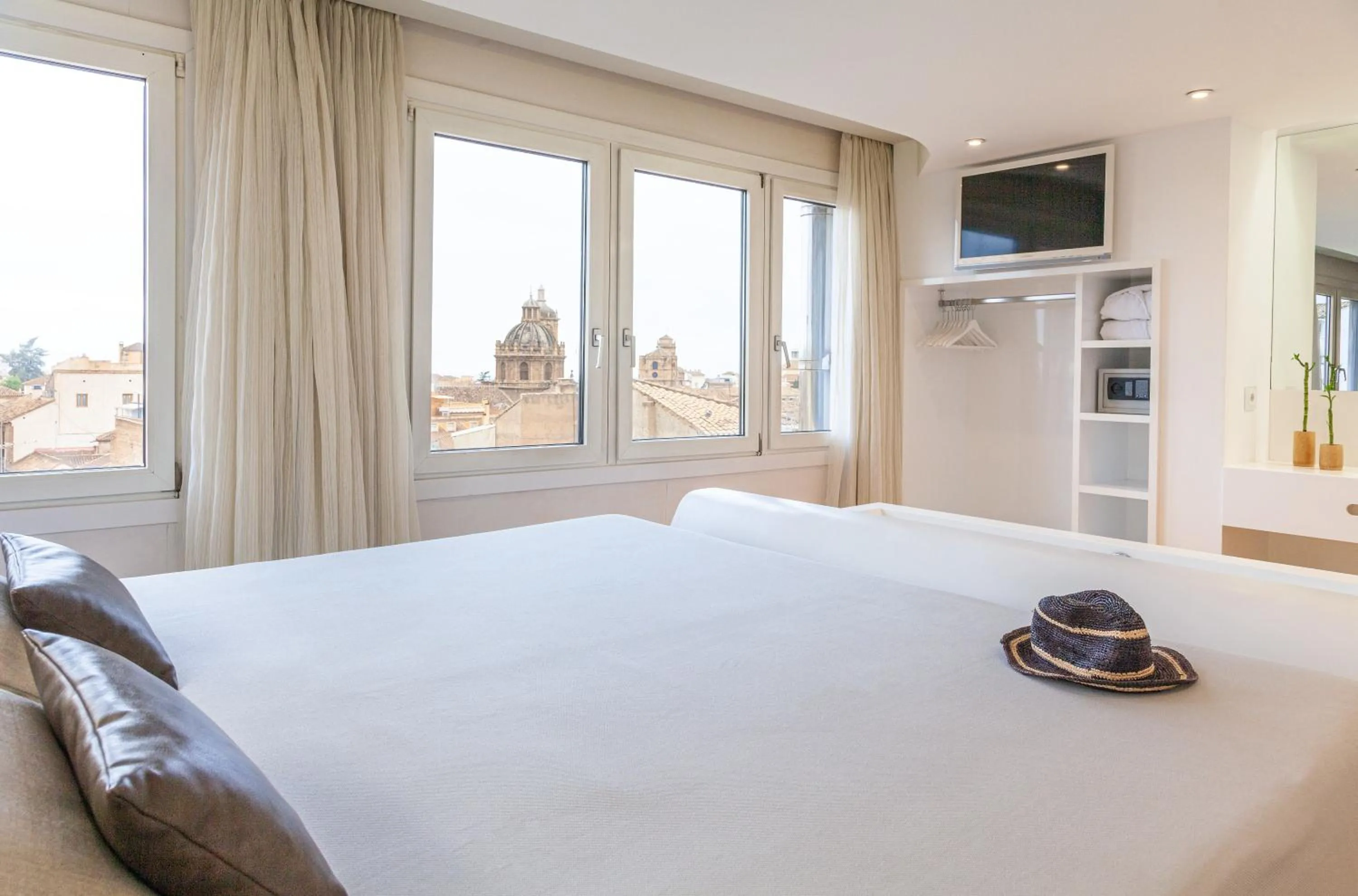 Photo of the whole room, Bed in Hotel Maciá Granada Five Senses Rooms & Suites