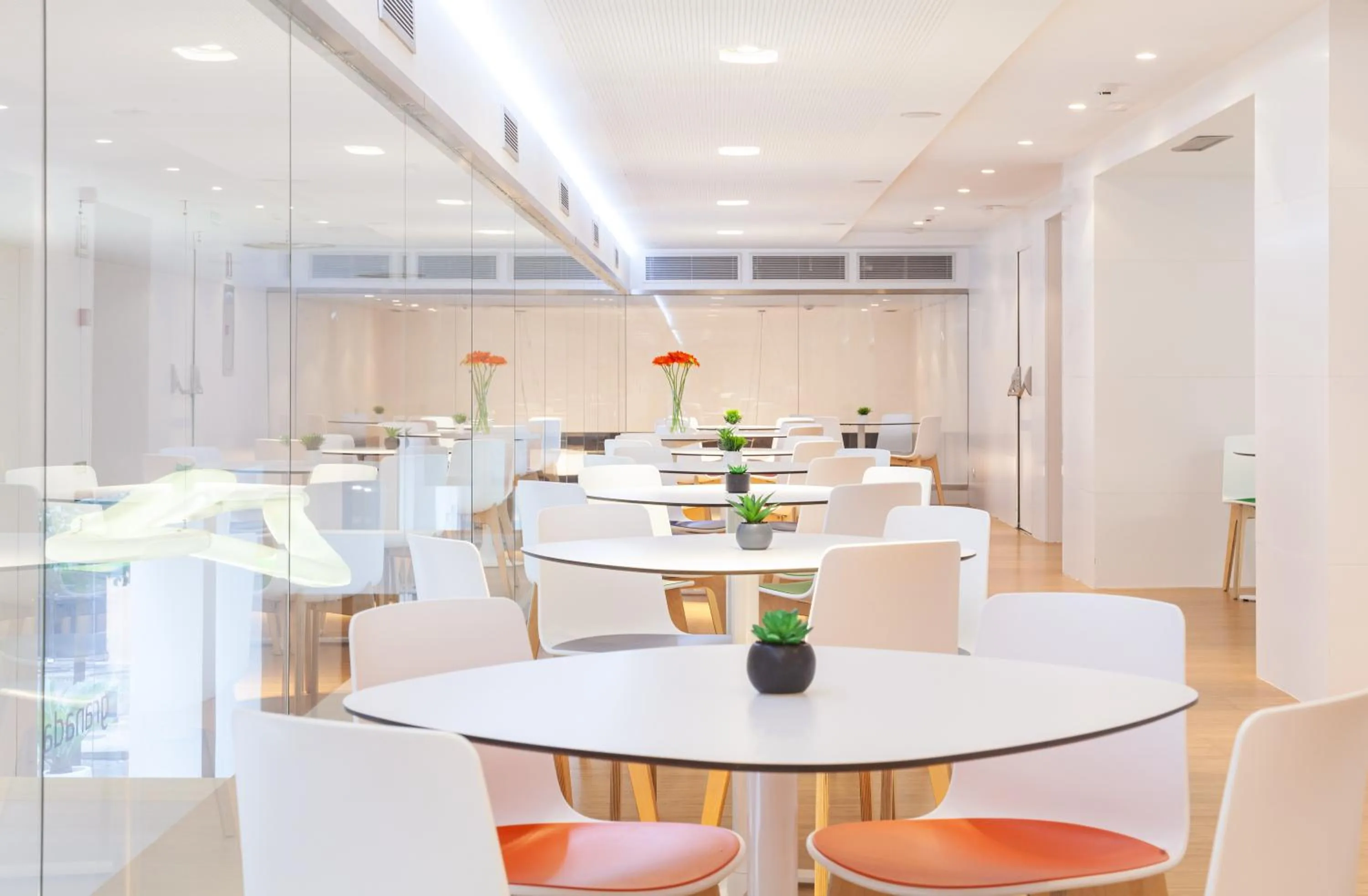 Restaurant/places to eat in Hotel Maciá Granada Five Senses Rooms & Suites