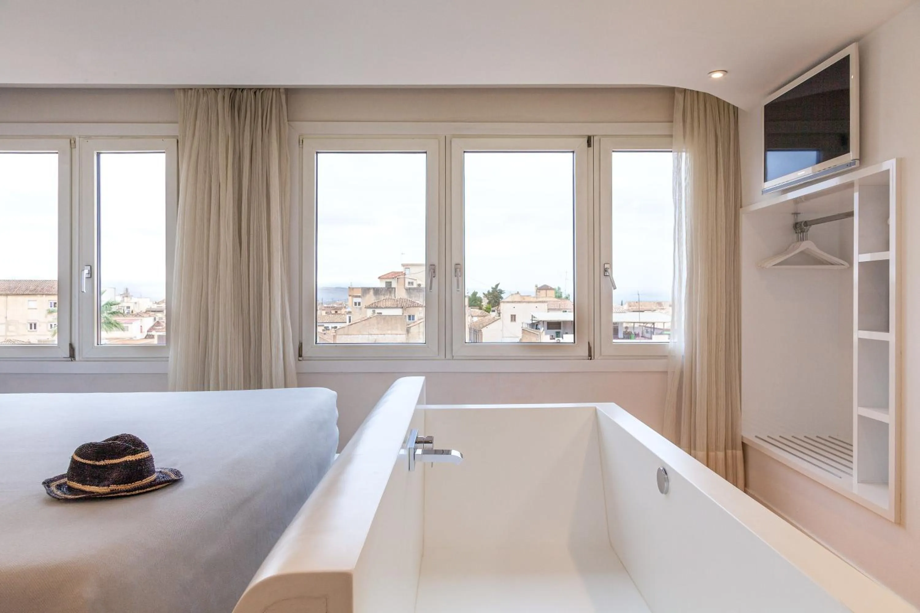 View (from property/room), Bed in Hotel Maciá Granada Five Senses Rooms & Suites